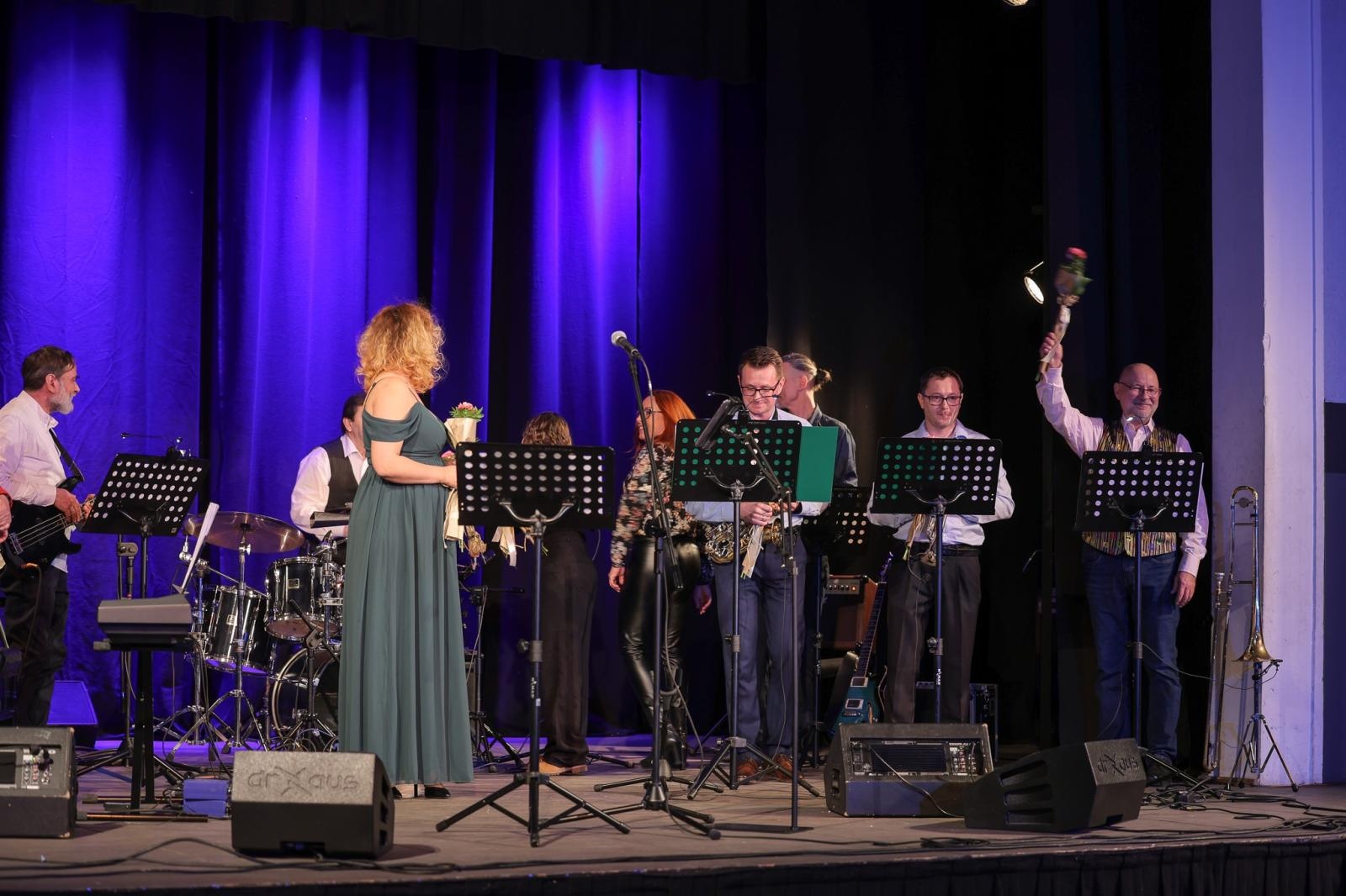 Zdjęcie w galerii na portalu naszraciborz.pl: Grupa Bez Nazwy powróciła na scenę koncertem pełnym zimowych emocji wiadomości z regionu