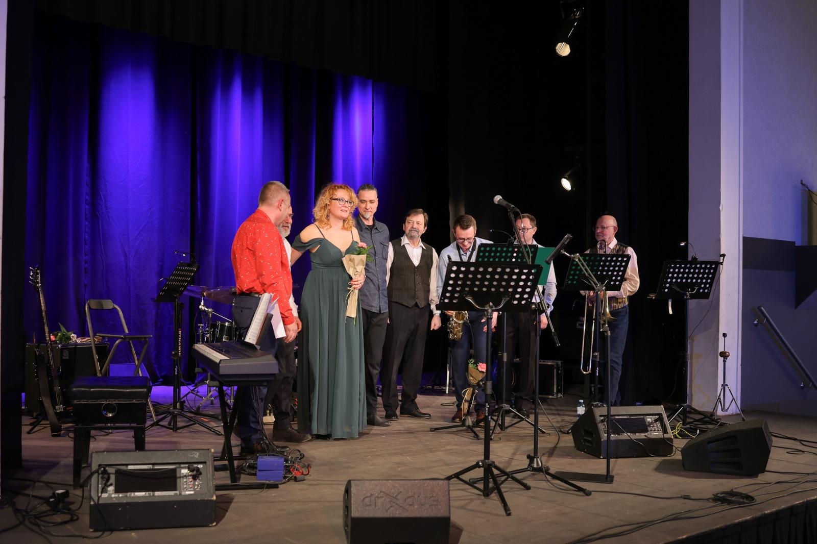 Zdjęcie w galerii na portalu naszraciborz.pl: Grupa Bez Nazwy powróciła na scenę koncertem pełnym zimowych emocji wiadomości z regionu