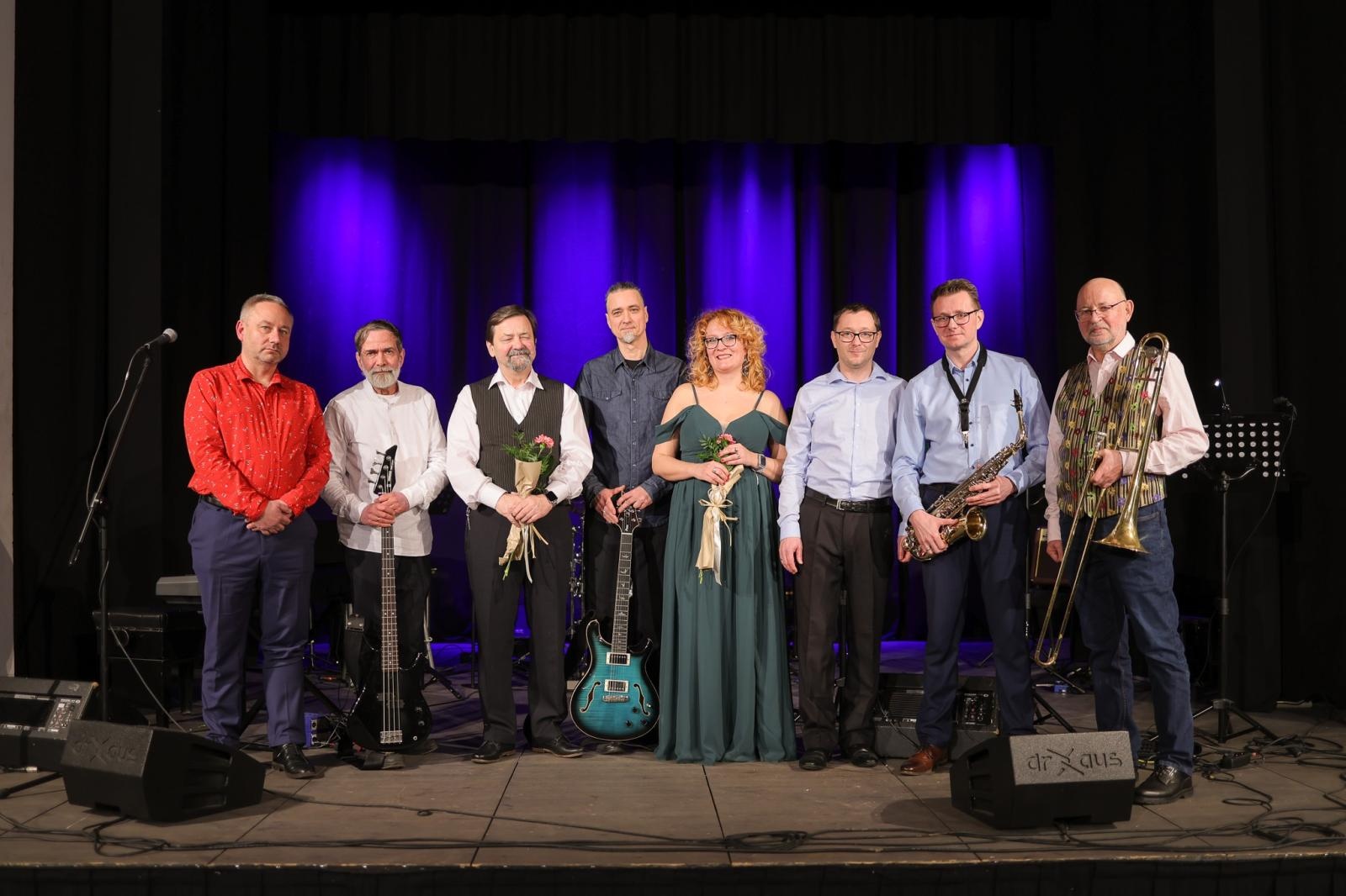 Zdjęcie w galerii na portalu naszraciborz.pl: Grupa Bez Nazwy powróciła na scenę koncertem pełnym zimowych emocji wiadomości z regionu