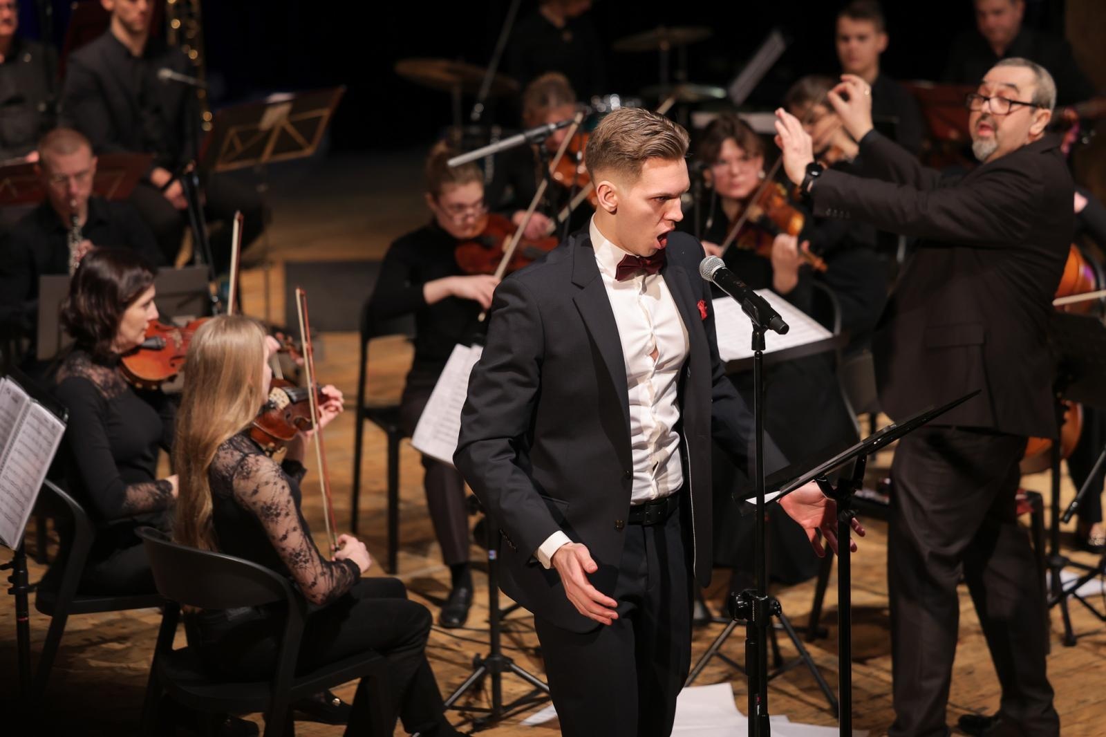 Zdjęcie w galerii na portalu naszraciborz.pl: Koncert świąteczno-noworoczny orkiestr RCK wiadomości z regionu