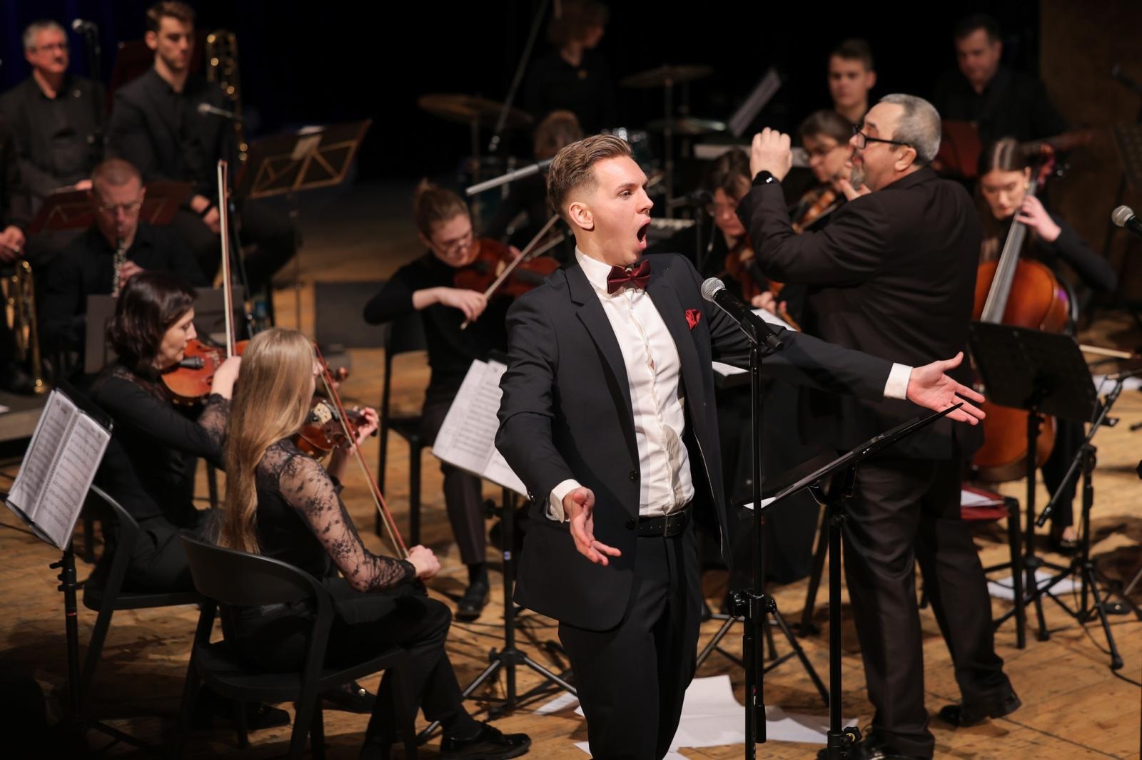 Zdjęcie w galerii na portalu naszraciborz.pl: Koncert świąteczno-noworoczny orkiestr RCK wiadomości z regionu