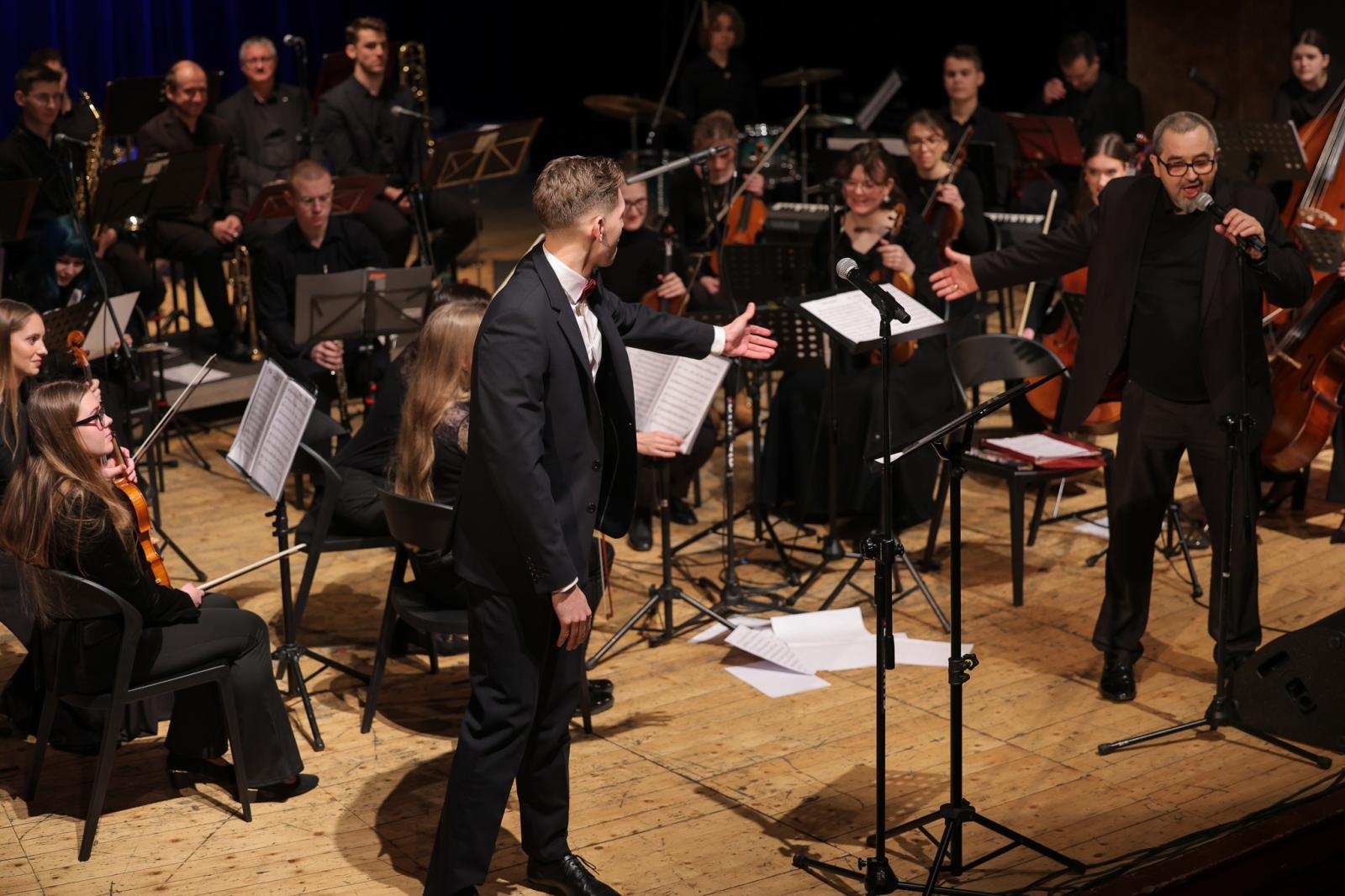 Zdjęcie w galerii na portalu naszraciborz.pl: Koncert świąteczno-noworoczny orkiestr RCK wiadomości z regionu