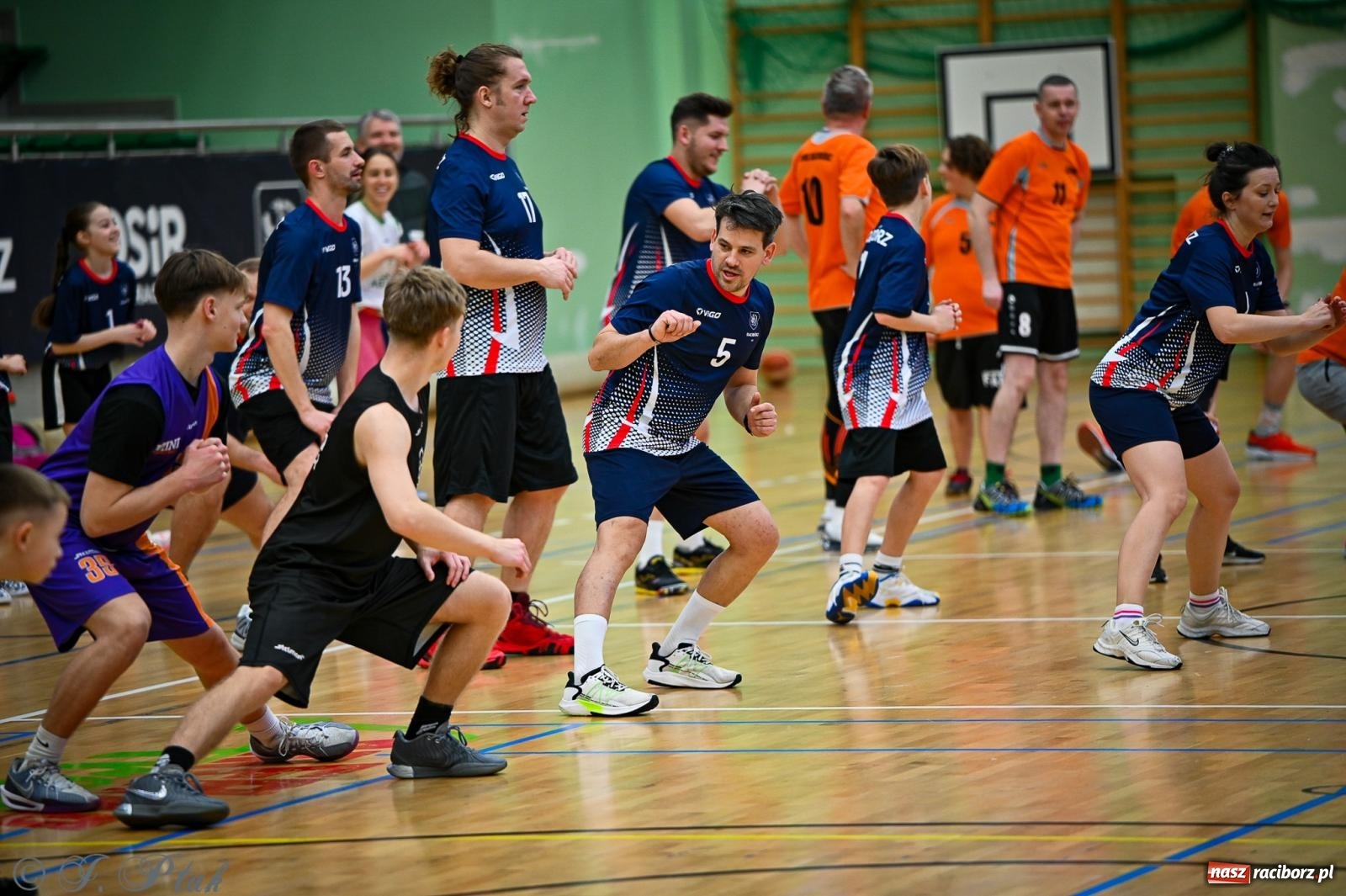 Zdjęcie w galerii na portalu naszraciborz.pl: 33. Finał WOŚP Racibórz – charytatywny turniej koszykówki z olimpijczykami wiadomości z regionu