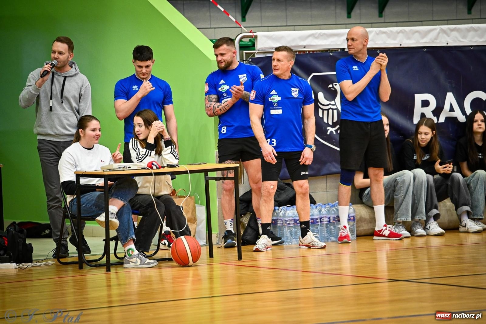 Zdjęcie w galerii na portalu naszraciborz.pl: 33. Finał WOŚP Racibórz – charytatywny turniej koszykówki z olimpijczykami wiadomości z regionu