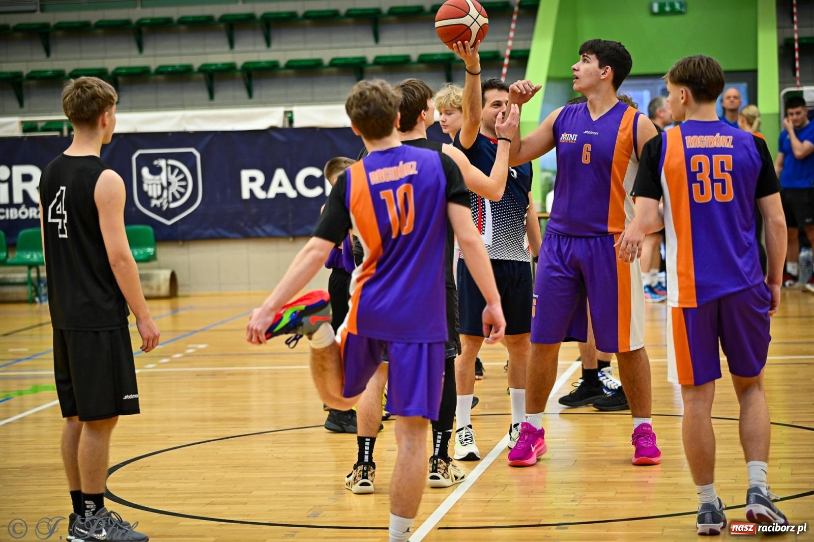 Zdjęcie w galerii na portalu naszraciborz.pl: 33. Finał WOŚP Racibórz – charytatywny turniej koszykówki z olimpijczykami wiadomości z regionu