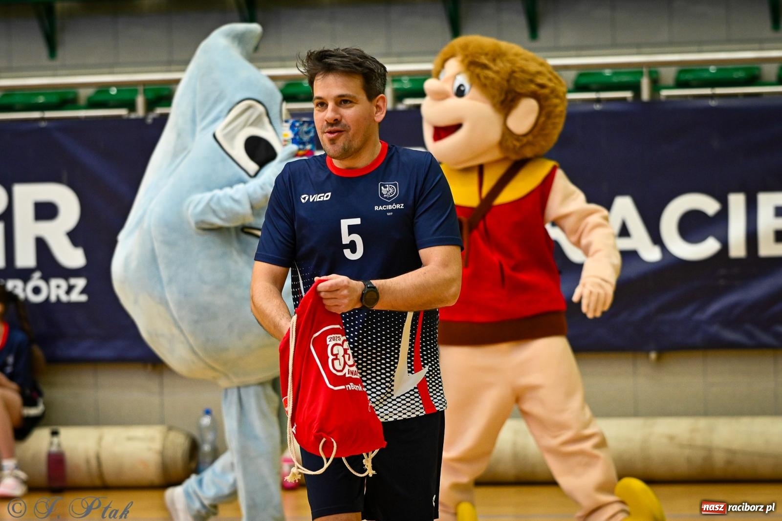 Zdjęcie w galerii na portalu naszraciborz.pl: 33. Finał WOŚP Racibórz – charytatywny turniej koszykówki z olimpijczykami wiadomości z regionu