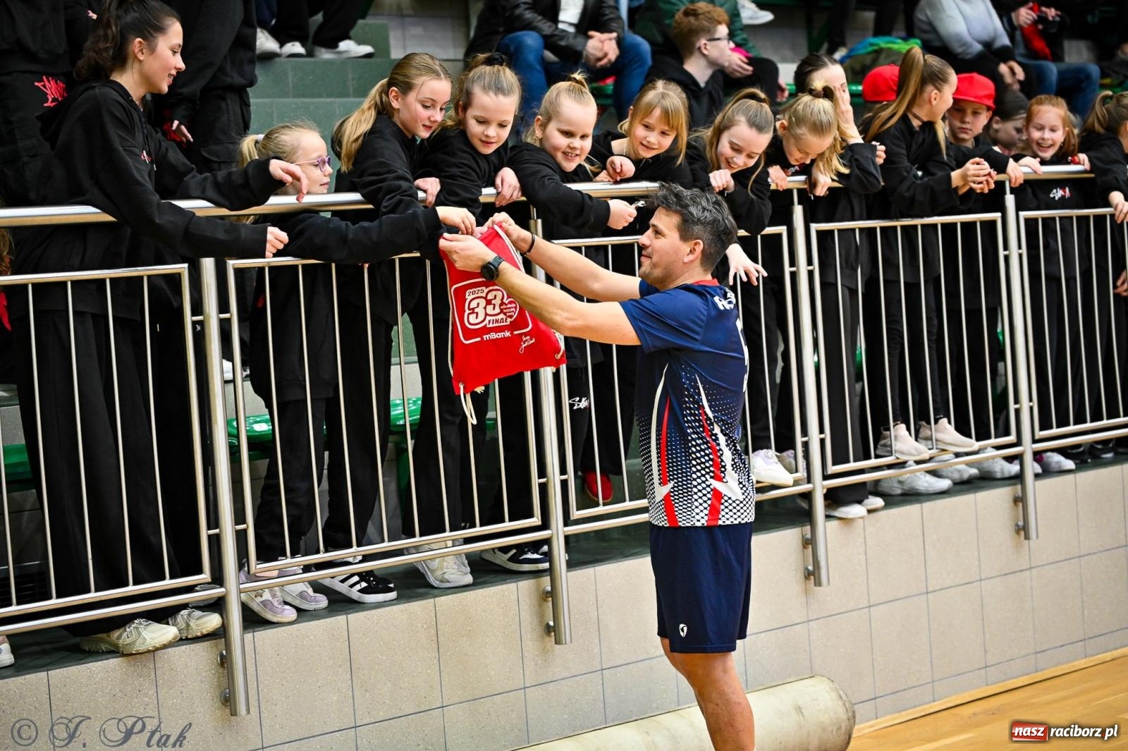 Zdjęcie w galerii na portalu naszraciborz.pl: 33. Finał WOŚP Racibórz – charytatywny turniej koszykówki z olimpijczykami wiadomości z regionu