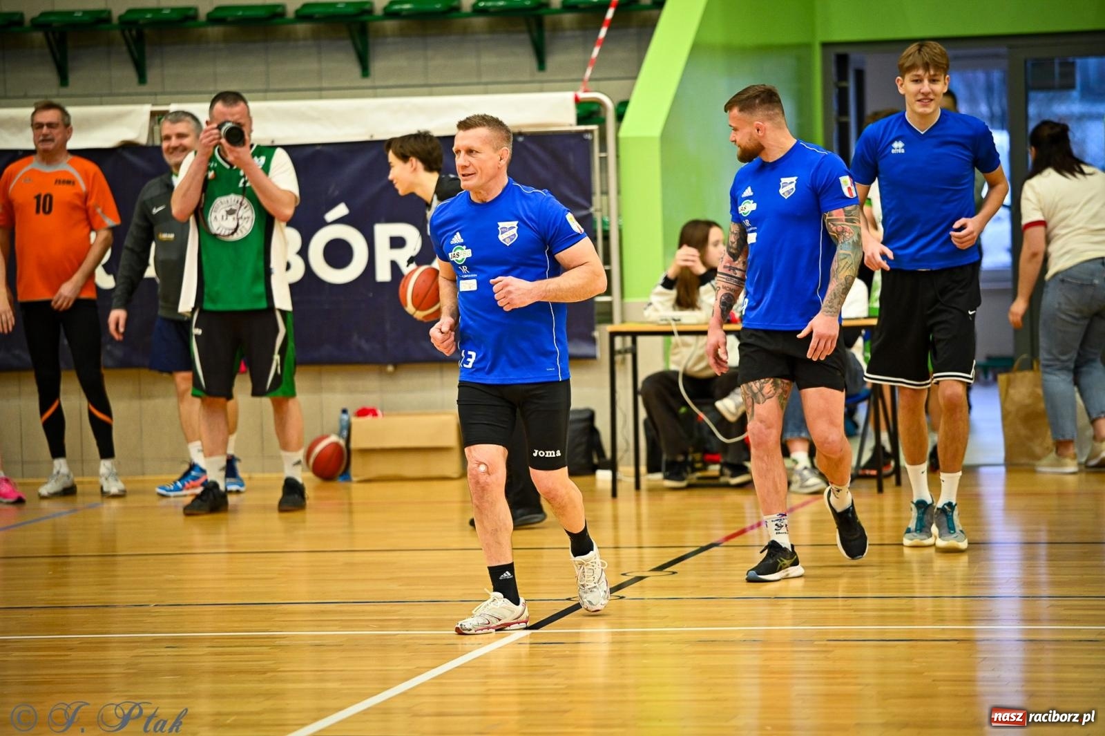 Zdjęcie w galerii na portalu naszraciborz.pl: 33. Finał WOŚP Racibórz – charytatywny turniej koszykówki z olimpijczykami wiadomości z regionu