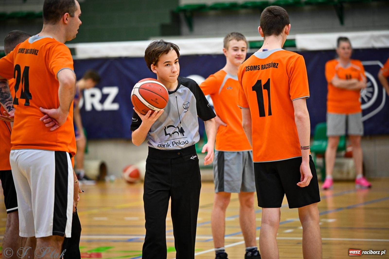 Zdjęcie w galerii na portalu naszraciborz.pl: 33. Finał WOŚP Racibórz – charytatywny turniej koszykówki z olimpijczykami wiadomości z regionu