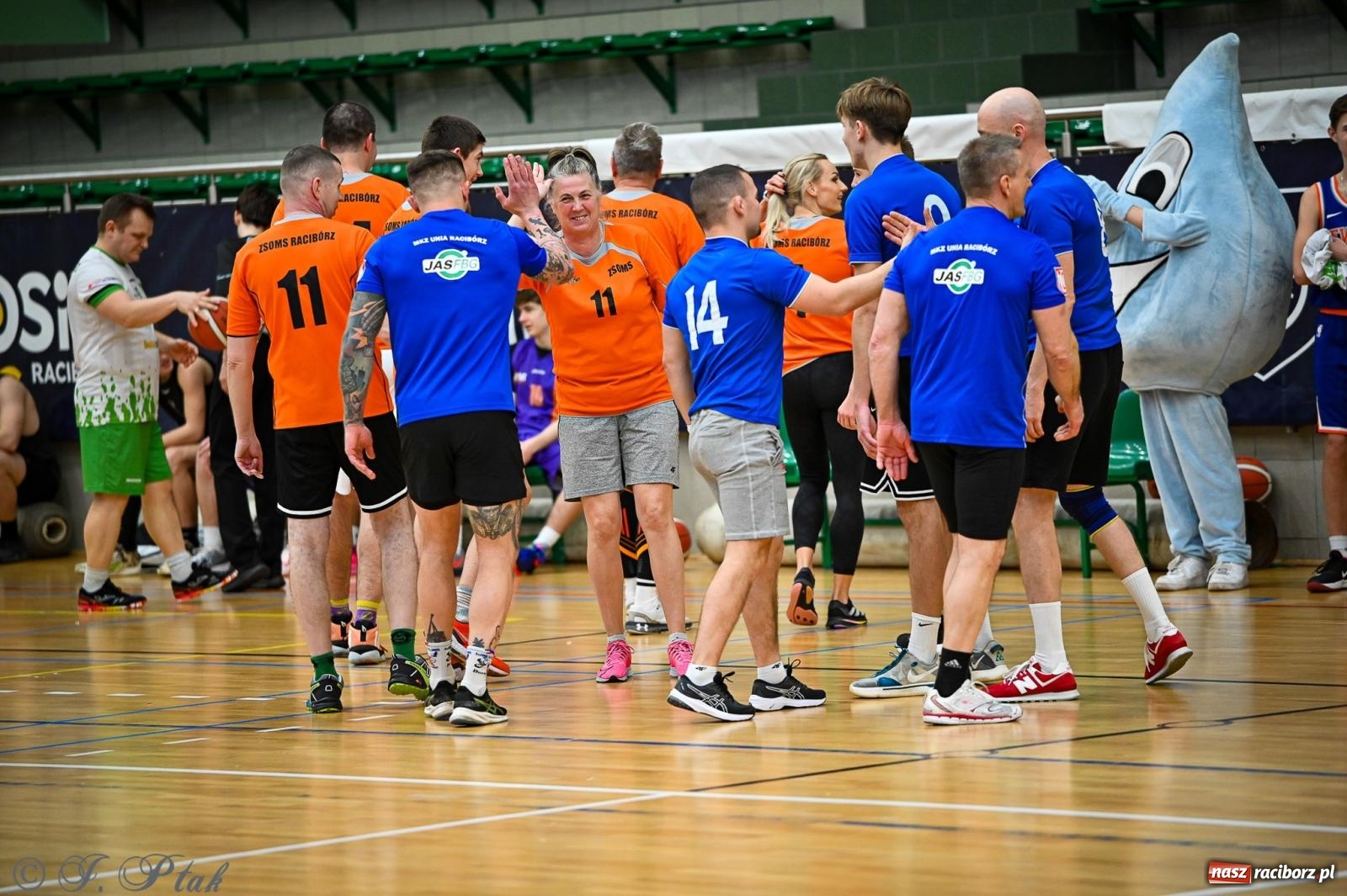 Zdjęcie w galerii na portalu naszraciborz.pl: 33. Finał WOŚP Racibórz – charytatywny turniej koszykówki z olimpijczykami wiadomości z regionu