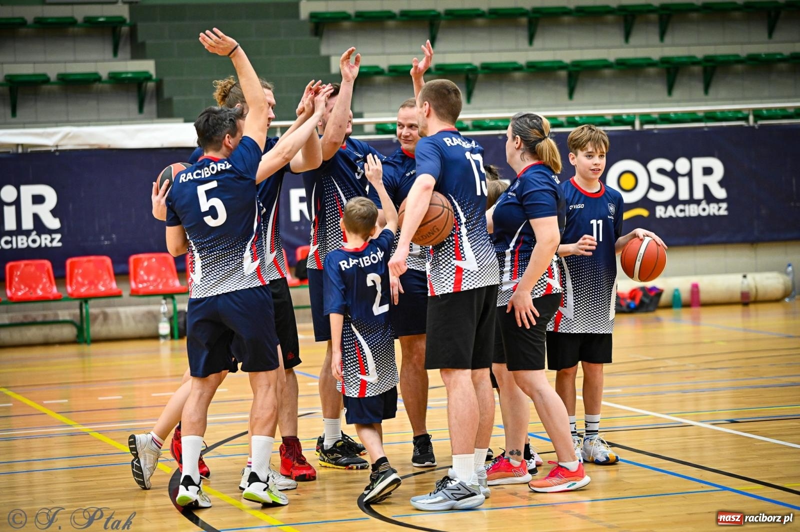 Zdjęcie w galerii na portalu naszraciborz.pl: 33. Finał WOŚP Racibórz – charytatywny turniej koszykówki z olimpijczykami wiadomości z regionu