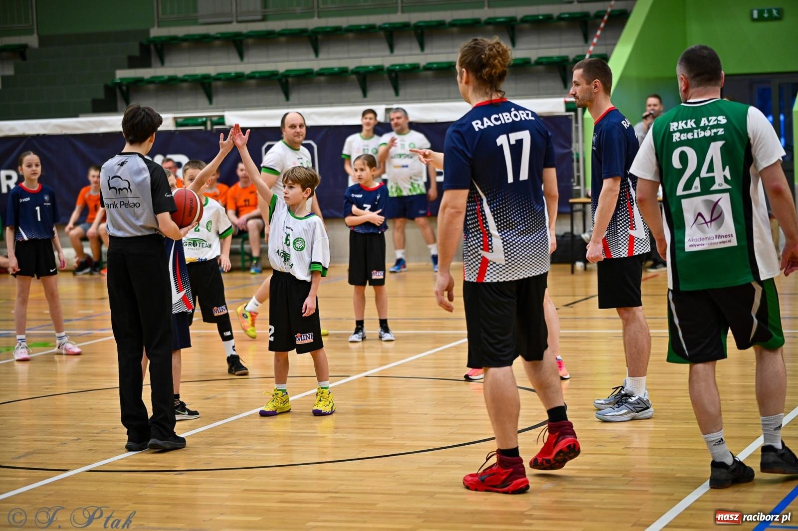 Zdjęcie w galerii na portalu naszraciborz.pl: 33. Finał WOŚP Racibórz – charytatywny turniej koszykówki z olimpijczykami wiadomości z regionu