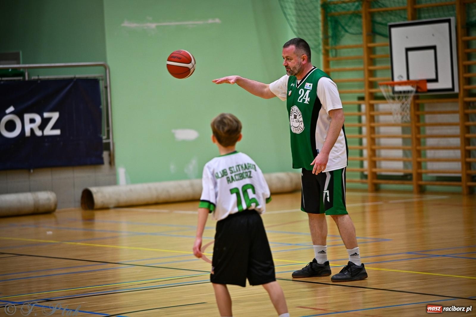 Zdjęcie w galerii na portalu naszraciborz.pl: 33. Finał WOŚP Racibórz – charytatywny turniej koszykówki z olimpijczykami wiadomości z regionu