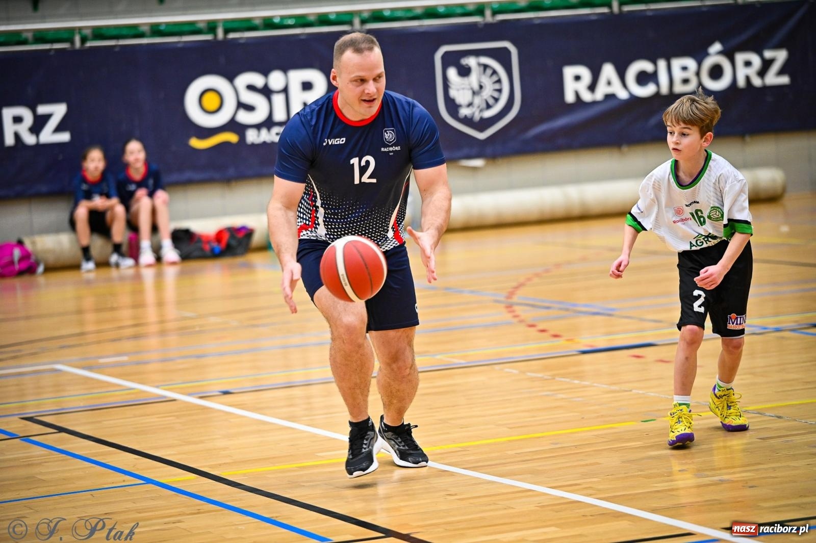 Zdjęcie w galerii na portalu naszraciborz.pl: 33. Finał WOŚP Racibórz – charytatywny turniej koszykówki z olimpijczykami wiadomości z regionu