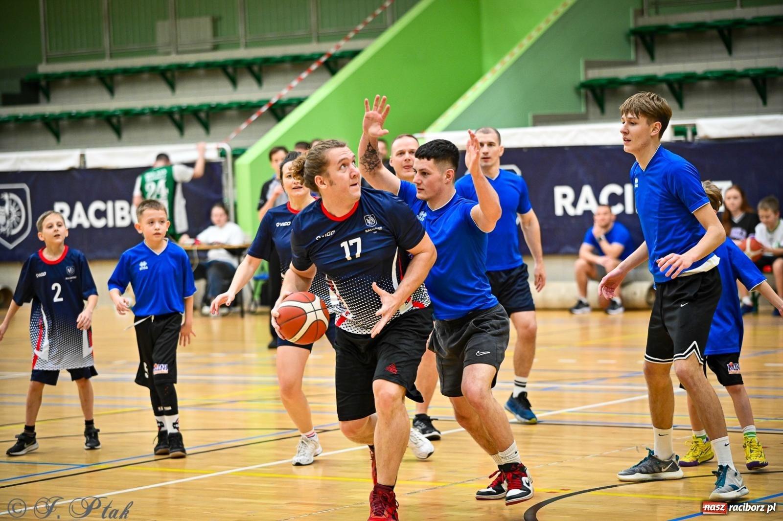 Zdjęcie w galerii na portalu naszraciborz.pl: 33. Finał WOŚP Racibórz – charytatywny turniej koszykówki z olimpijczykami wiadomości z regionu