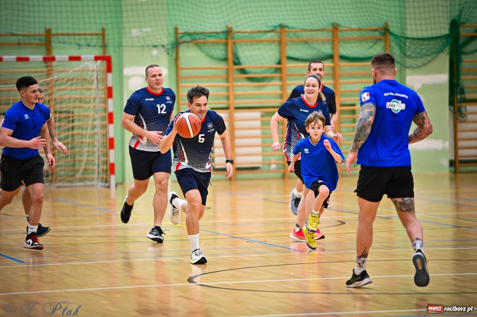 Zdjęcie w galerii na portalu naszraciborz.pl: 33. Finał WOŚP Racibórz – charytatywny turniej koszykówki z olimpijczykami wiadomości z regionu