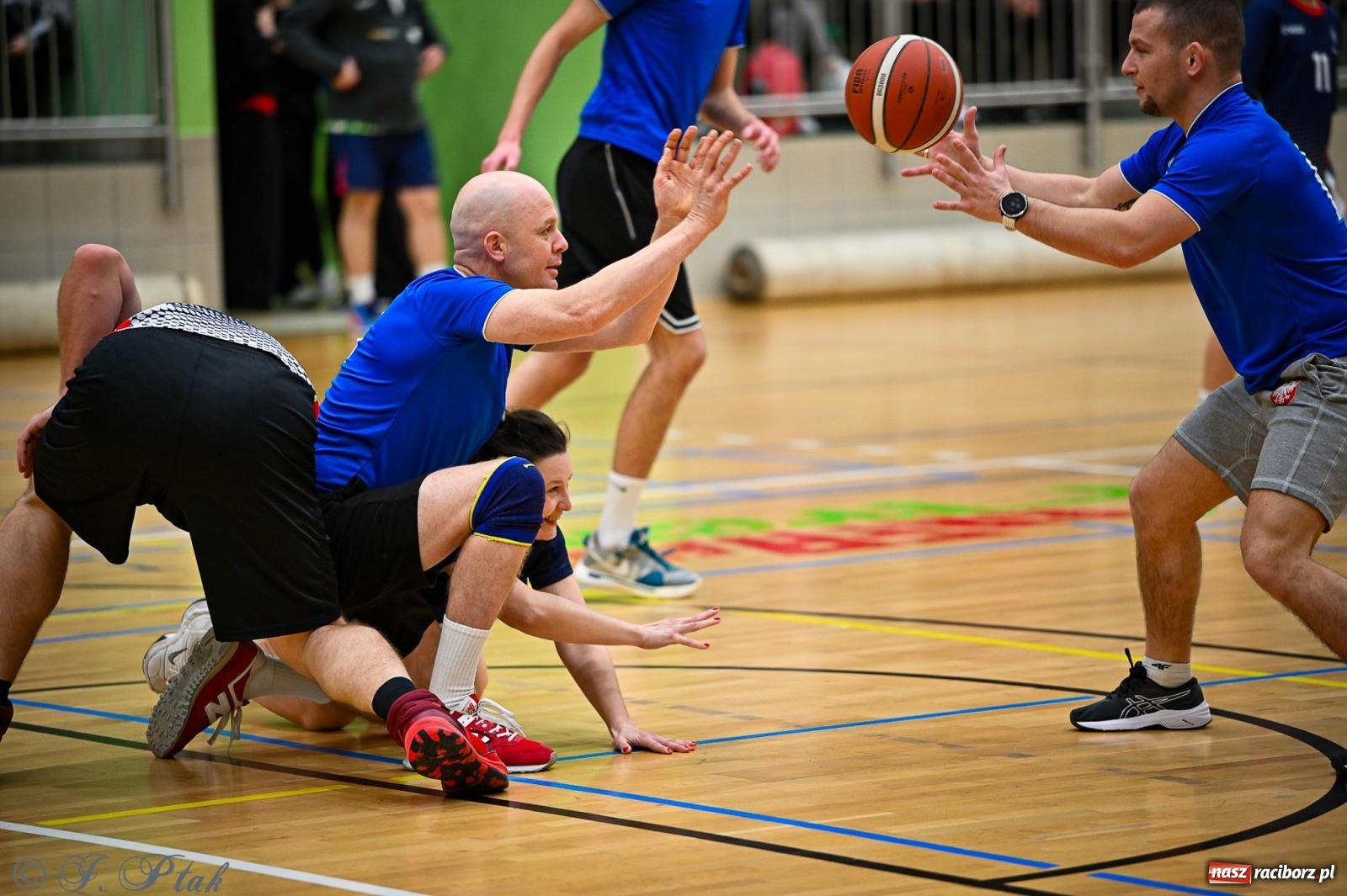 Zdjęcie w galerii na portalu naszraciborz.pl: 33. Finał WOŚP Racibórz – charytatywny turniej koszykówki z olimpijczykami wiadomości z regionu