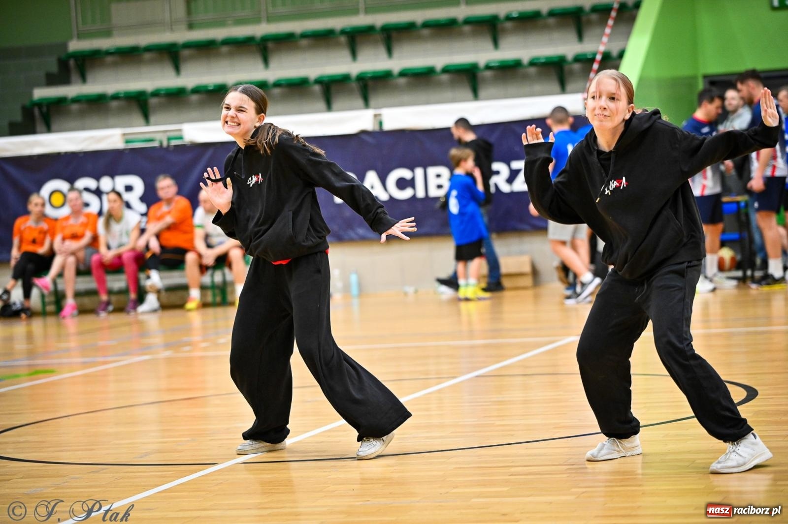 Zdjęcie w galerii na portalu naszraciborz.pl: 33. Finał WOŚP Racibórz – charytatywny turniej koszykówki z olimpijczykami wiadomości z regionu