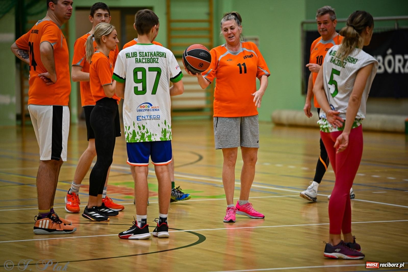 Zdjęcie w galerii na portalu naszraciborz.pl: 33. Finał WOŚP Racibórz – charytatywny turniej koszykówki z olimpijczykami wiadomości z regionu