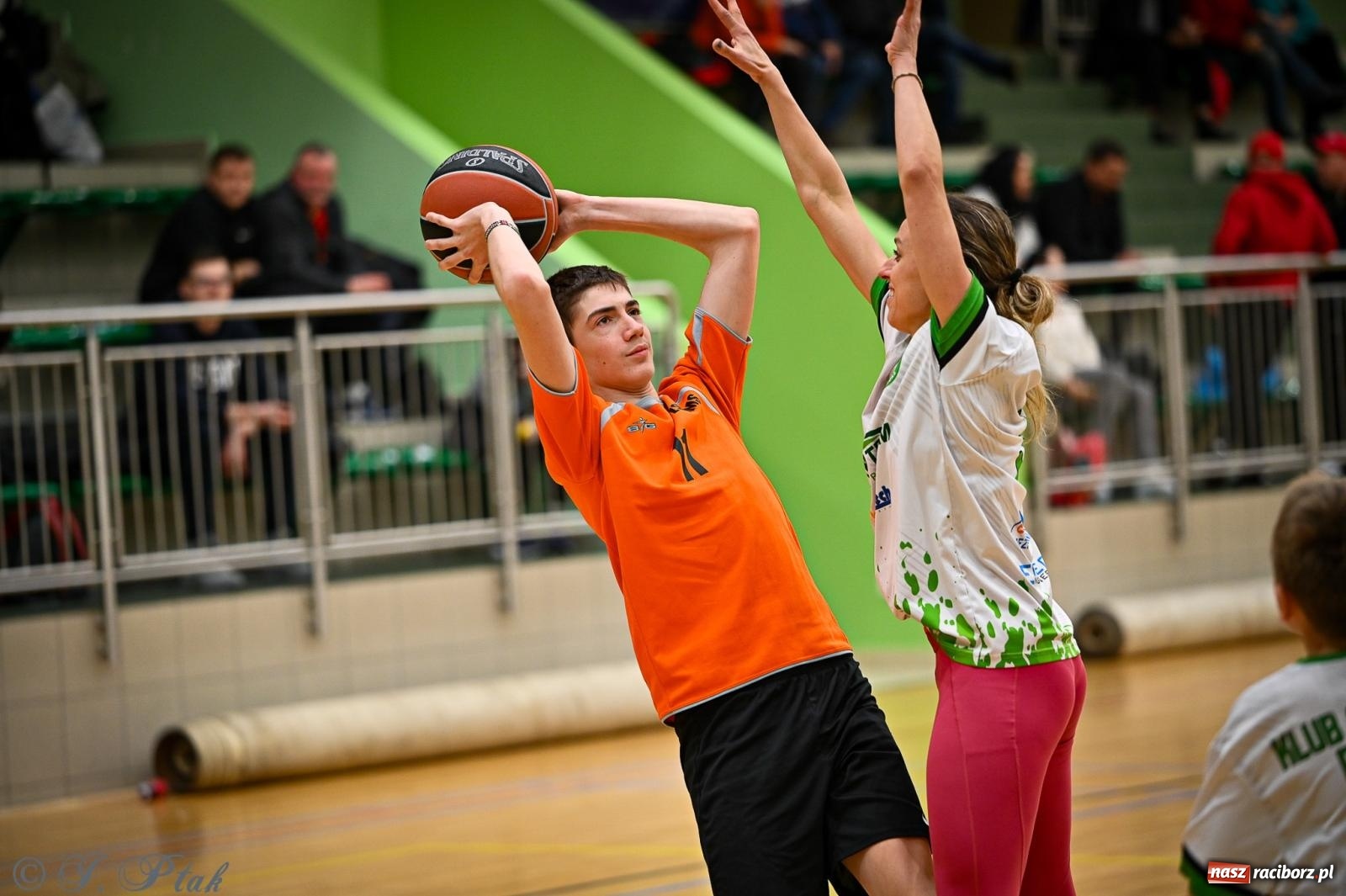 Zdjęcie w galerii na portalu naszraciborz.pl: 33. Finał WOŚP Racibórz – charytatywny turniej koszykówki z olimpijczykami wiadomości z regionu