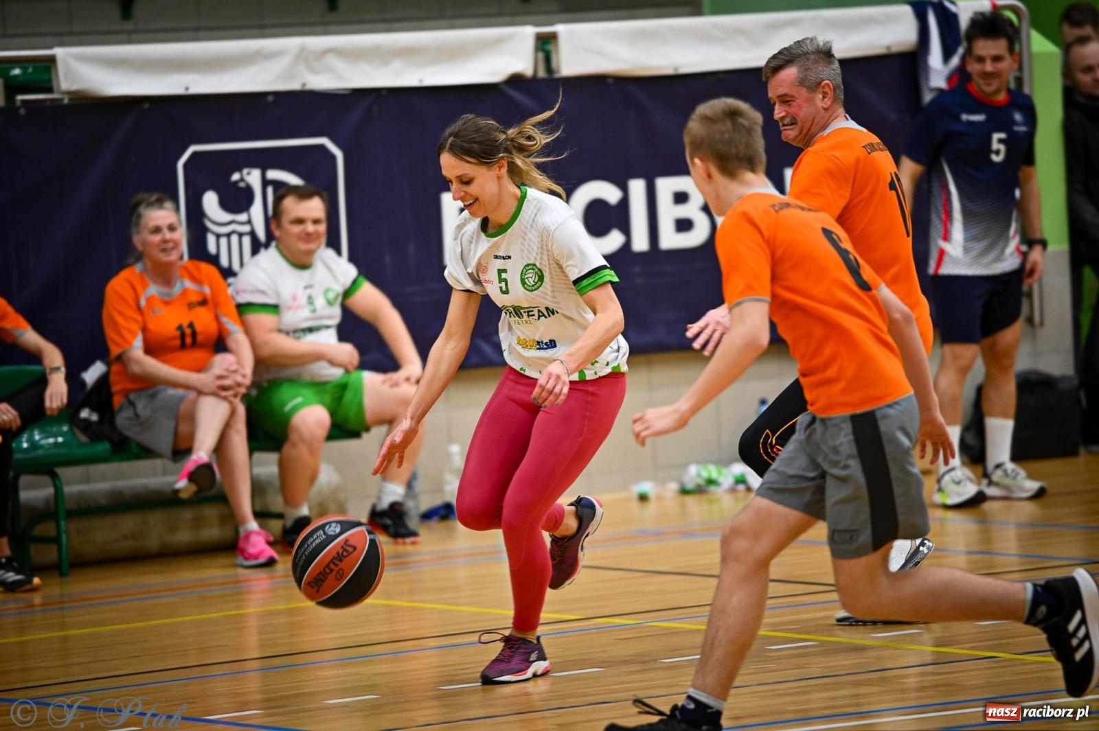 Zdjęcie w galerii na portalu naszraciborz.pl: 33. Finał WOŚP Racibórz – charytatywny turniej koszykówki z olimpijczykami wiadomości z regionu
