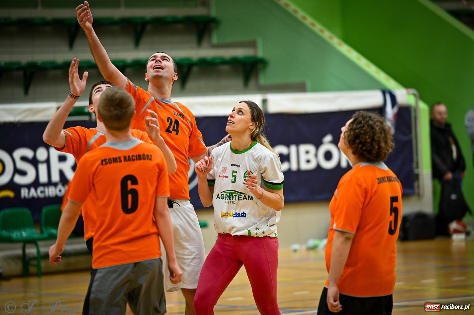 Zdjęcie w galerii na portalu naszraciborz.pl: 33. Finał WOŚP Racibórz – charytatywny turniej koszykówki z olimpijczykami wiadomości z regionu