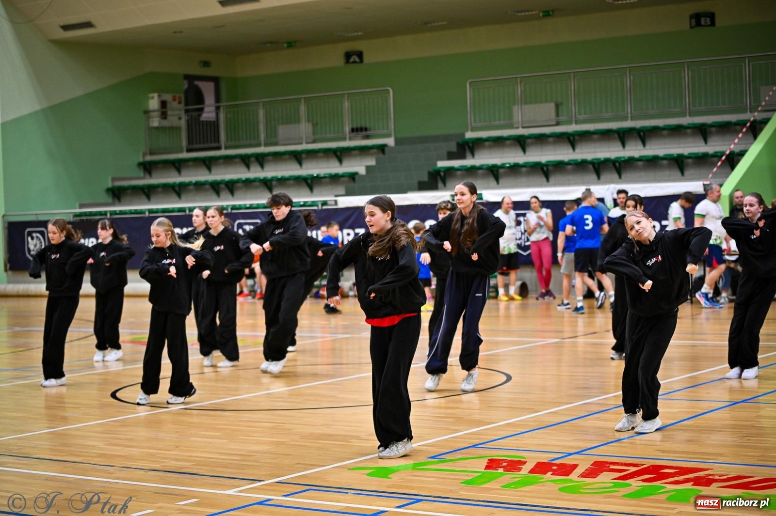 Zdjęcie w galerii na portalu naszraciborz.pl: 33. Finał WOŚP Racibórz – charytatywny turniej koszykówki z olimpijczykami wiadomości z regionu