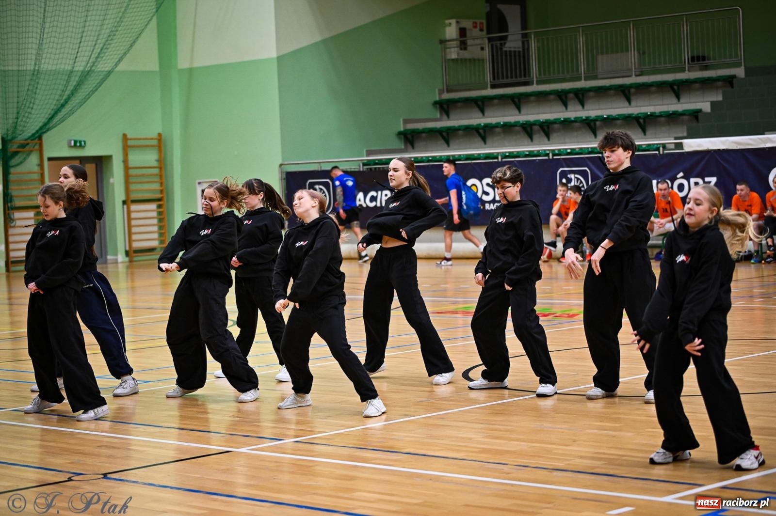Zdjęcie w galerii na portalu naszraciborz.pl: 33. Finał WOŚP Racibórz – charytatywny turniej koszykówki z olimpijczykami wiadomości z regionu