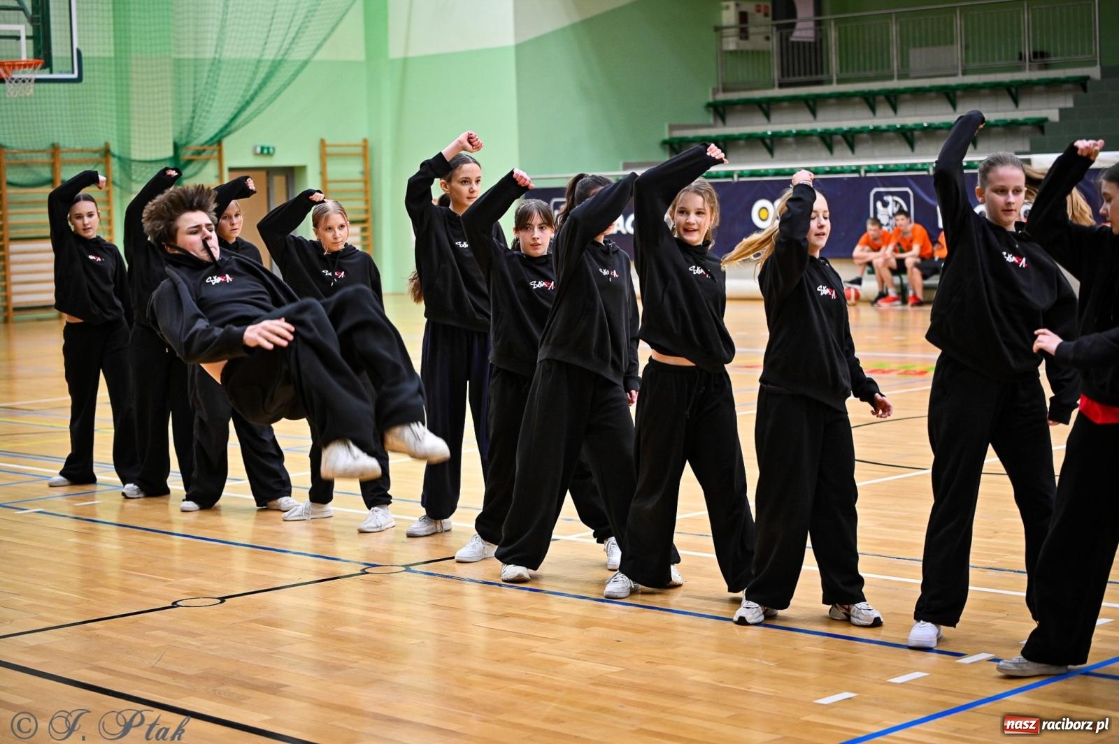 Zdjęcie w galerii na portalu naszraciborz.pl: 33. Finał WOŚP Racibórz – charytatywny turniej koszykówki z olimpijczykami wiadomości z regionu