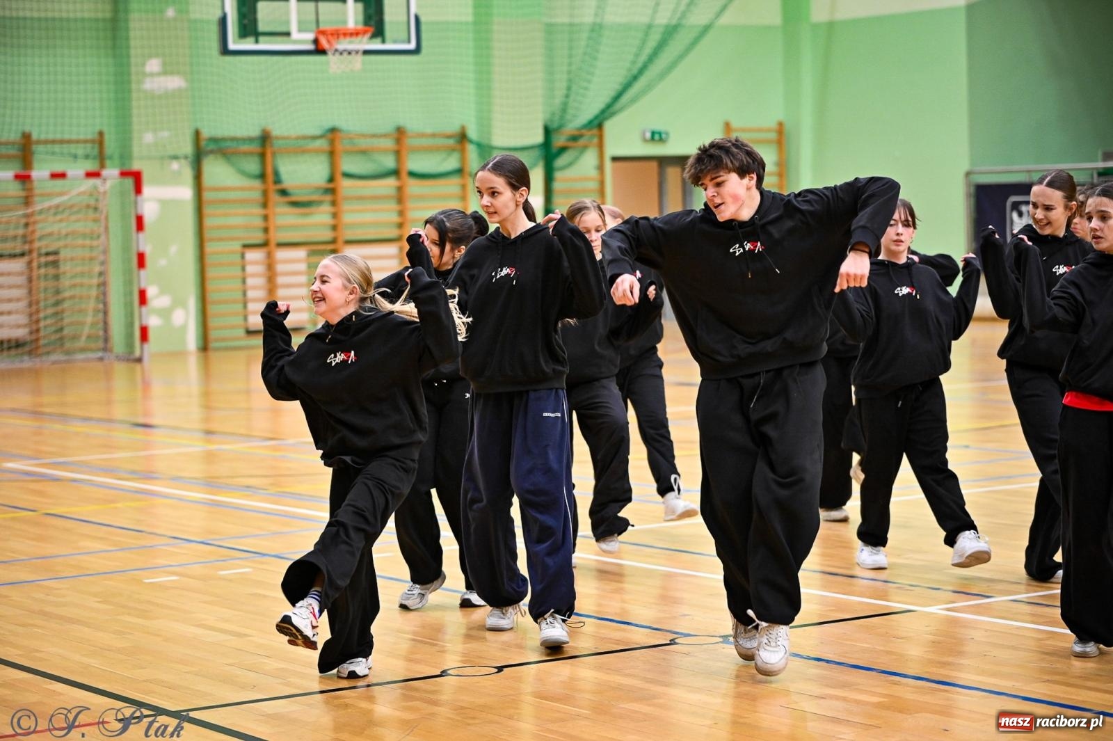 Zdjęcie w galerii na portalu naszraciborz.pl: 33. Finał WOŚP Racibórz – charytatywny turniej koszykówki z olimpijczykami wiadomości z regionu