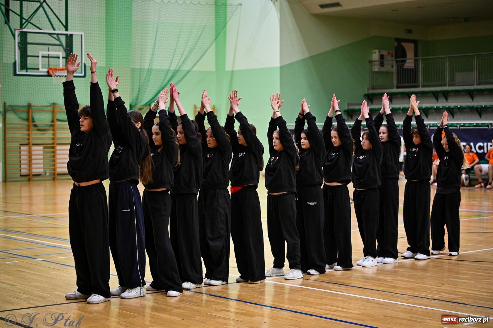Zdjęcie w galerii na portalu naszraciborz.pl: 33. Finał WOŚP Racibórz – charytatywny turniej koszykówki z olimpijczykami wiadomości z regionu