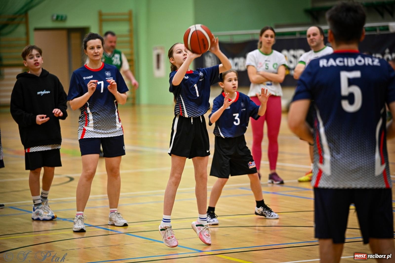 Zdjęcie w galerii na portalu naszraciborz.pl: 33. Finał WOŚP Racibórz – charytatywny turniej koszykówki z olimpijczykami wiadomości z regionu