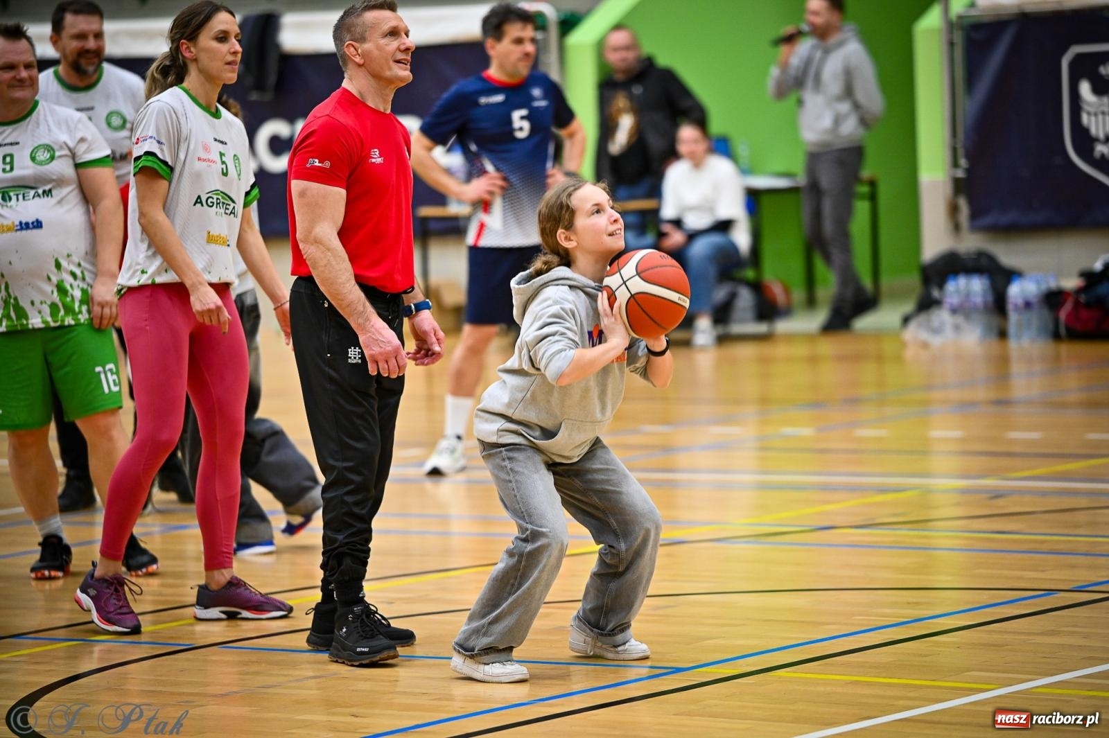 Zdjęcie w galerii na portalu naszraciborz.pl: 33. Finał WOŚP Racibórz – charytatywny turniej koszykówki z olimpijczykami wiadomości z regionu