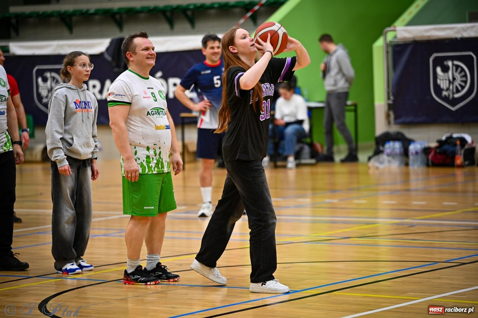 Zdjęcie w galerii na portalu naszraciborz.pl: 33. Finał WOŚP Racibórz – charytatywny turniej koszykówki z olimpijczykami wiadomości z regionu