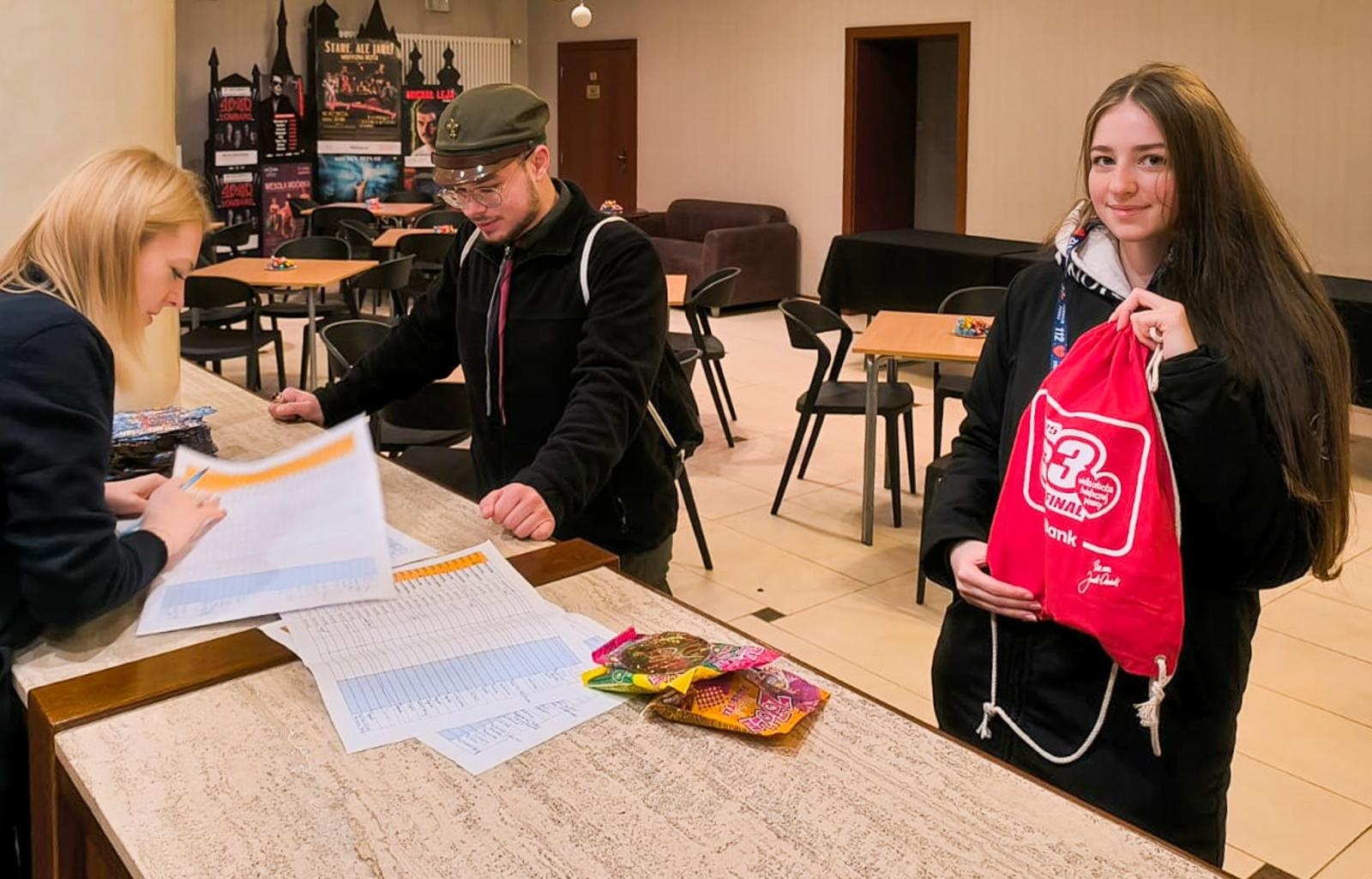 Zdjęcie w galerii na portalu naszraciborz.pl: Ponad stu wolontariuszy kwestuje na ulicach Raciborza wiadomości z regionu