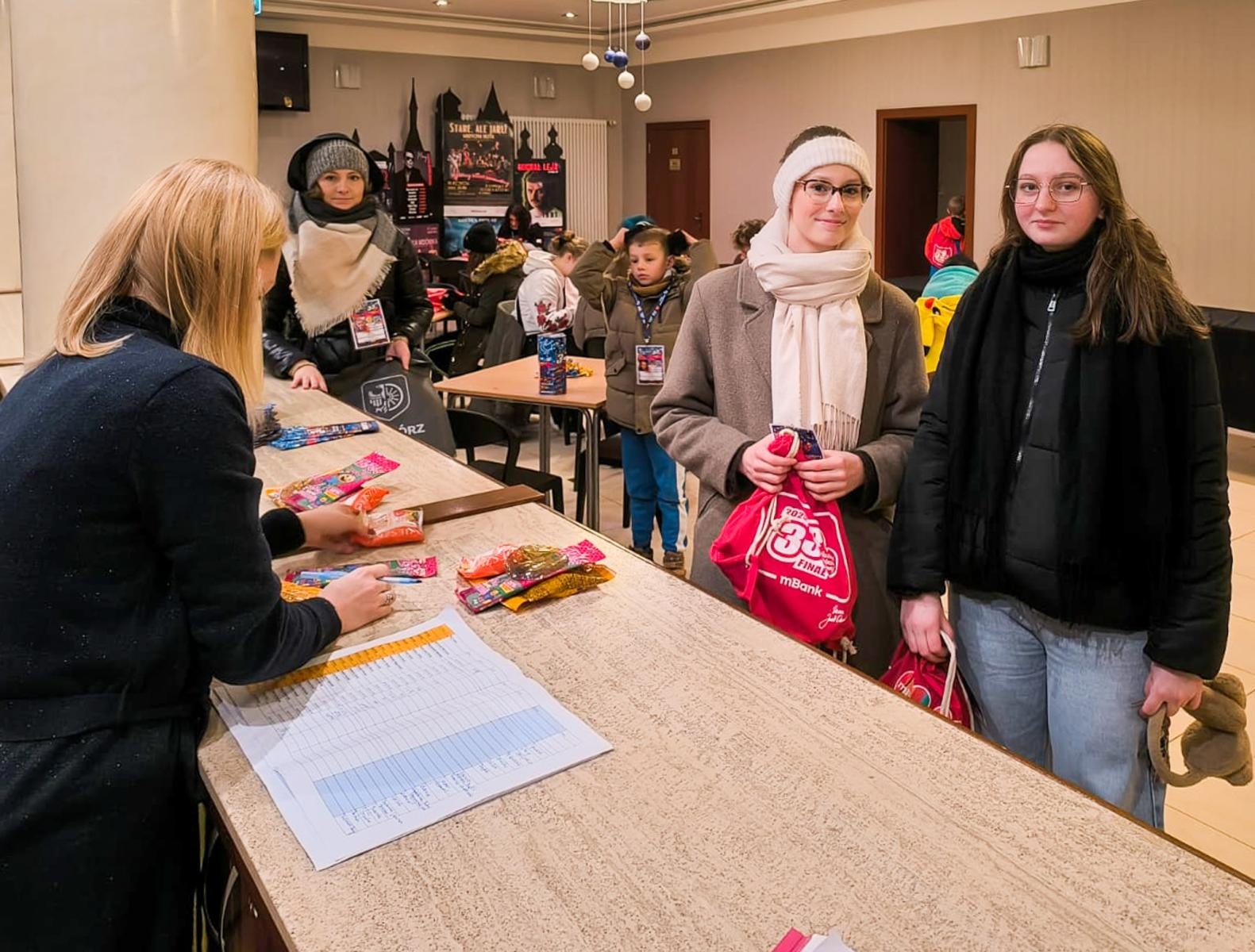 Zdjęcie w galerii na portalu naszraciborz.pl: Ponad stu wolontariuszy kwestuje na ulicach Raciborza wiadomości z regionu