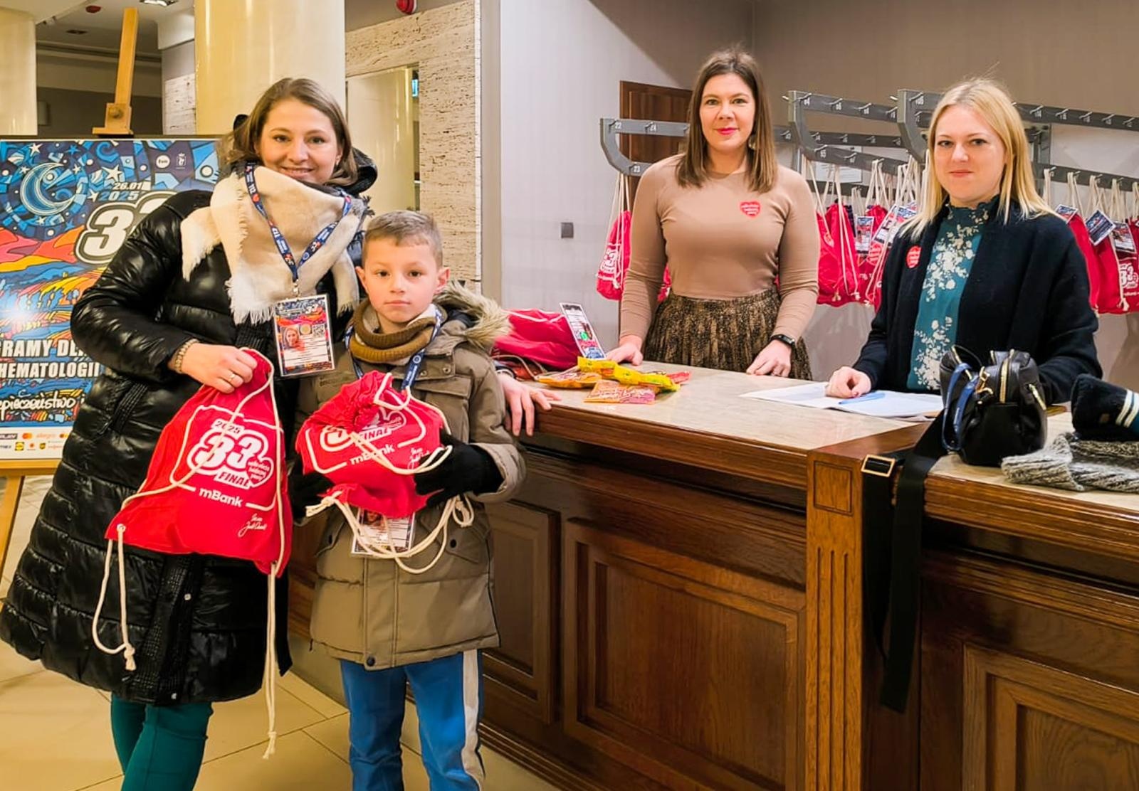 Zdjęcie w galerii na portalu naszraciborz.pl: Ponad stu wolontariuszy kwestuje na ulicach Raciborza wiadomości z regionu