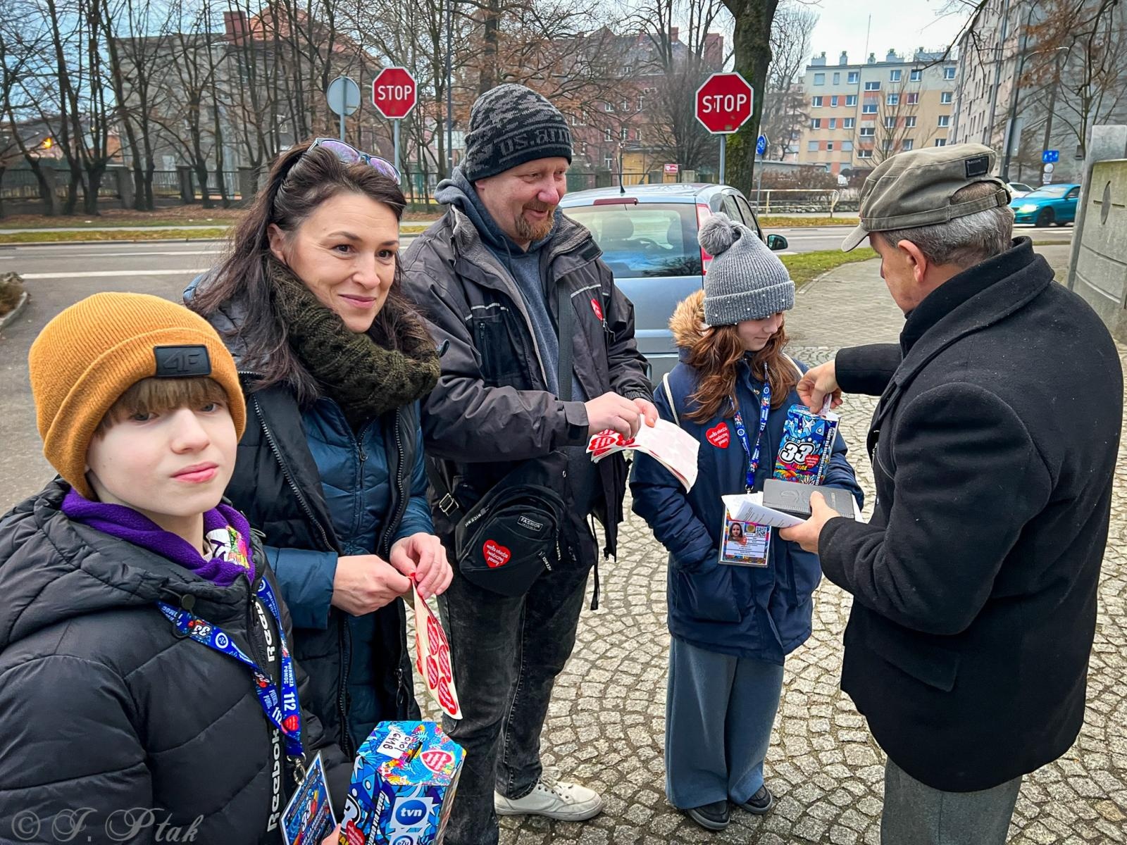 Zdjęcie w galerii na portalu naszraciborz.pl: Ponad stu wolontariuszy kwestuje na ulicach Raciborza wiadomości z regionu
