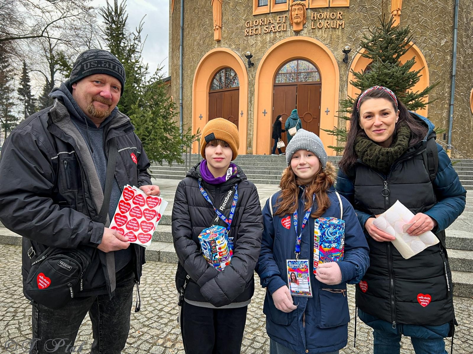Zdjęcie w galerii na portalu naszraciborz.pl: Ponad stu wolontariuszy kwestuje na ulicach Raciborza wiadomości z regionu