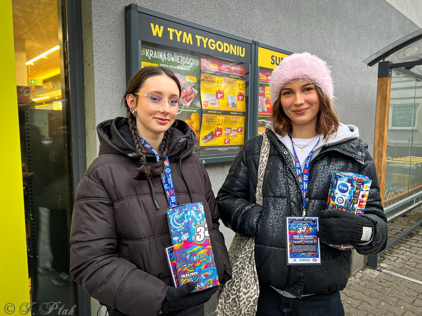 Zdjęcie w galerii na portalu naszraciborz.pl: Ponad stu wolontariuszy kwestuje na ulicach Raciborza wiadomości z regionu