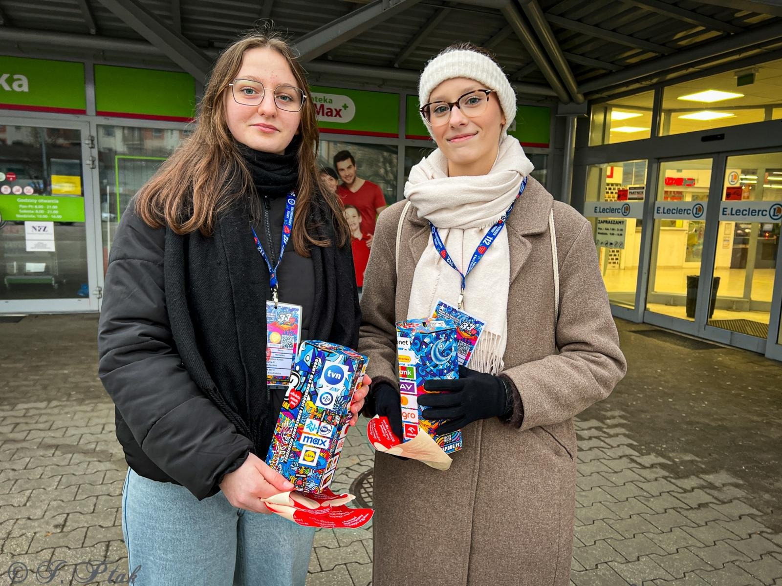 Zdjęcie w galerii na portalu naszraciborz.pl: Ponad stu wolontariuszy kwestuje na ulicach Raciborza wiadomości z regionu