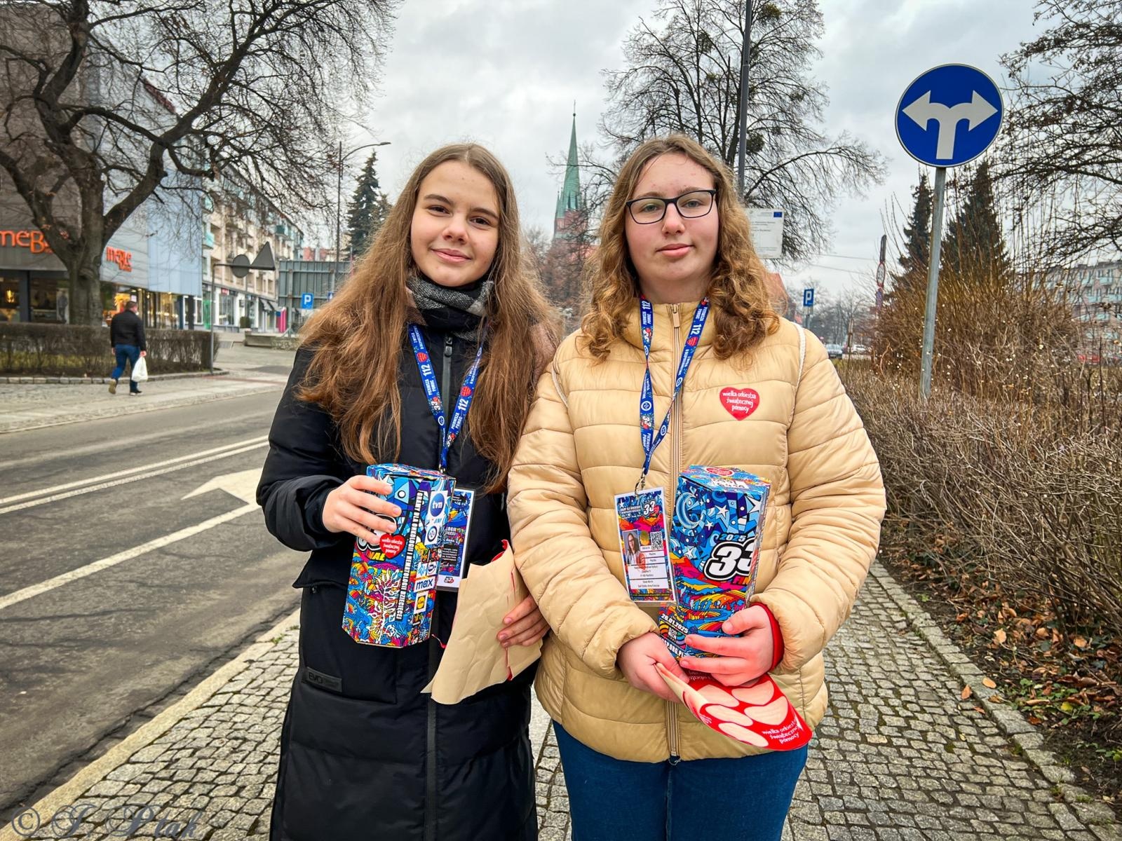 Zdjęcie w galerii na portalu naszraciborz.pl: Ponad stu wolontariuszy kwestuje na ulicach Raciborza wiadomości z regionu