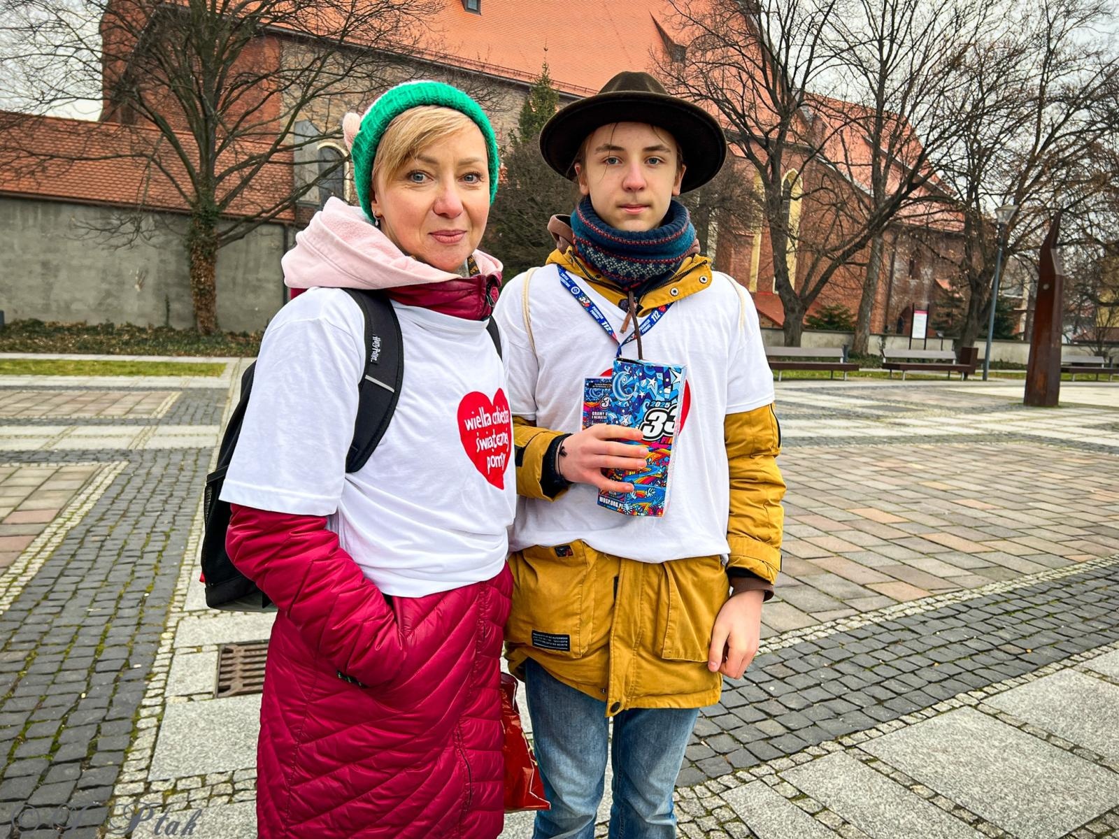 Zdjęcie w galerii na portalu naszraciborz.pl: Ponad stu wolontariuszy kwestuje na ulicach Raciborza wiadomości z regionu