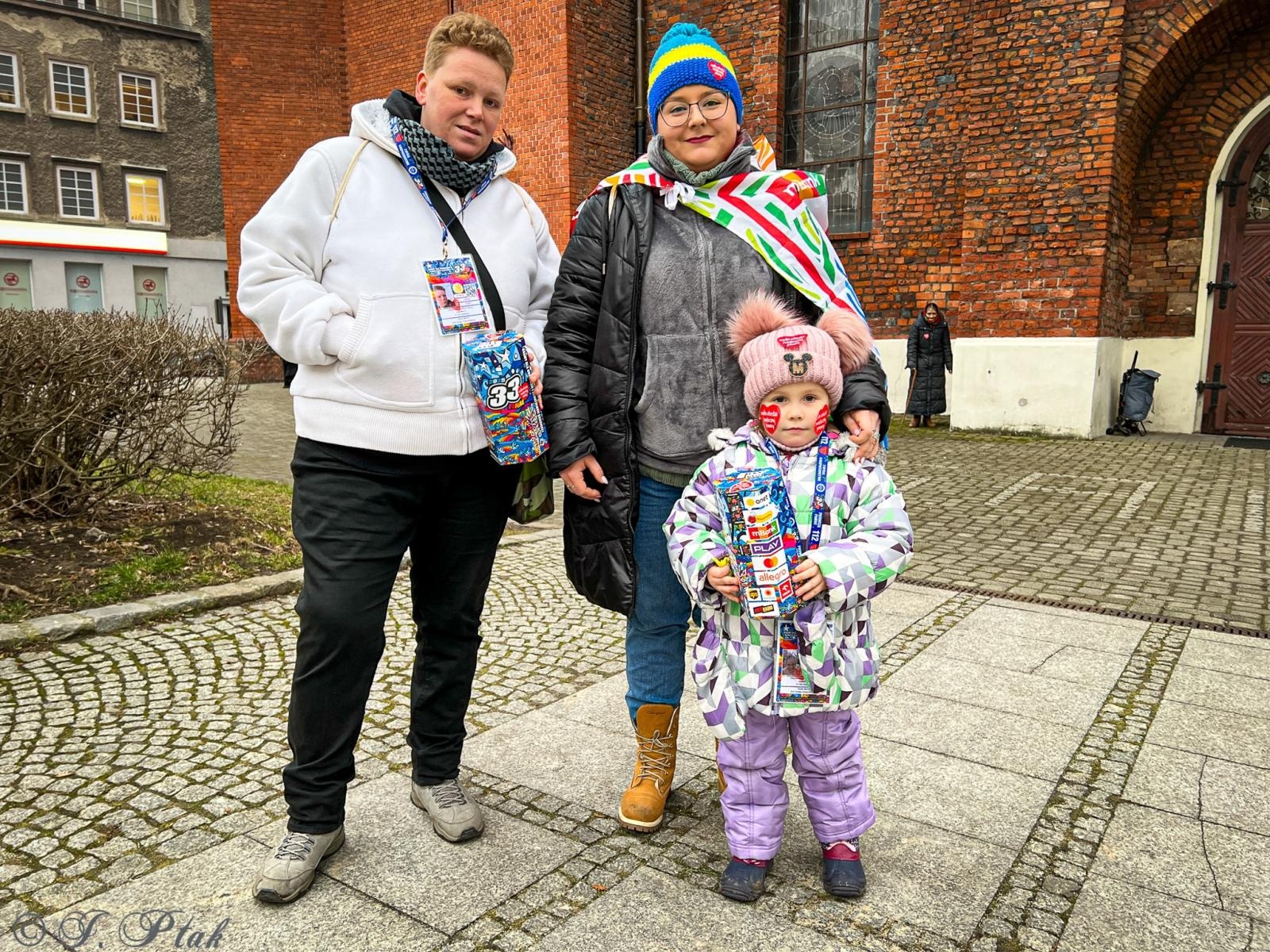 Zdjęcie w galerii na portalu naszraciborz.pl: Ponad stu wolontariuszy kwestuje na ulicach Raciborza wiadomości z regionu