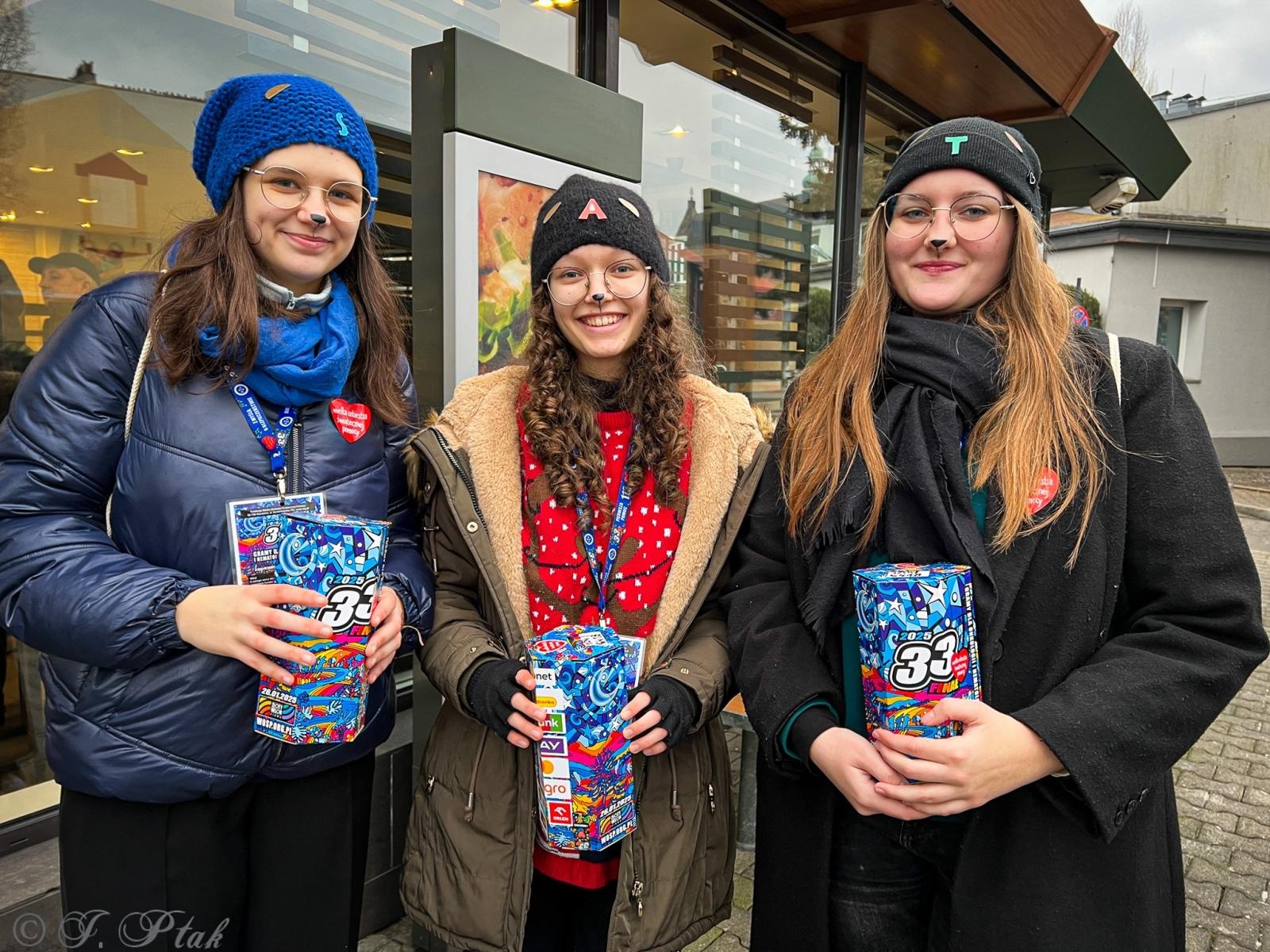 Zdjęcie w galerii na portalu naszraciborz.pl: Ponad stu wolontariuszy kwestuje na ulicach Raciborza wiadomości z regionu