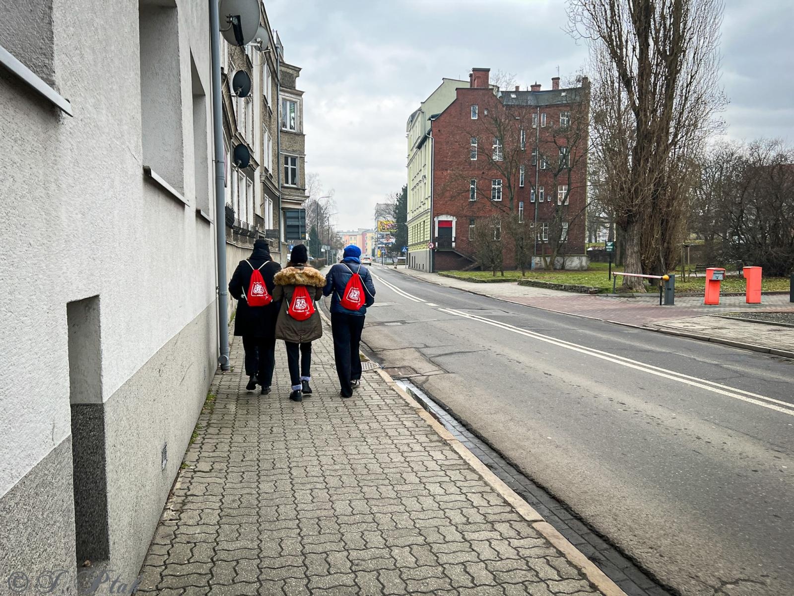 Zdjęcie w galerii na portalu naszraciborz.pl: Ponad stu wolontariuszy kwestuje na ulicach Raciborza wiadomości z regionu