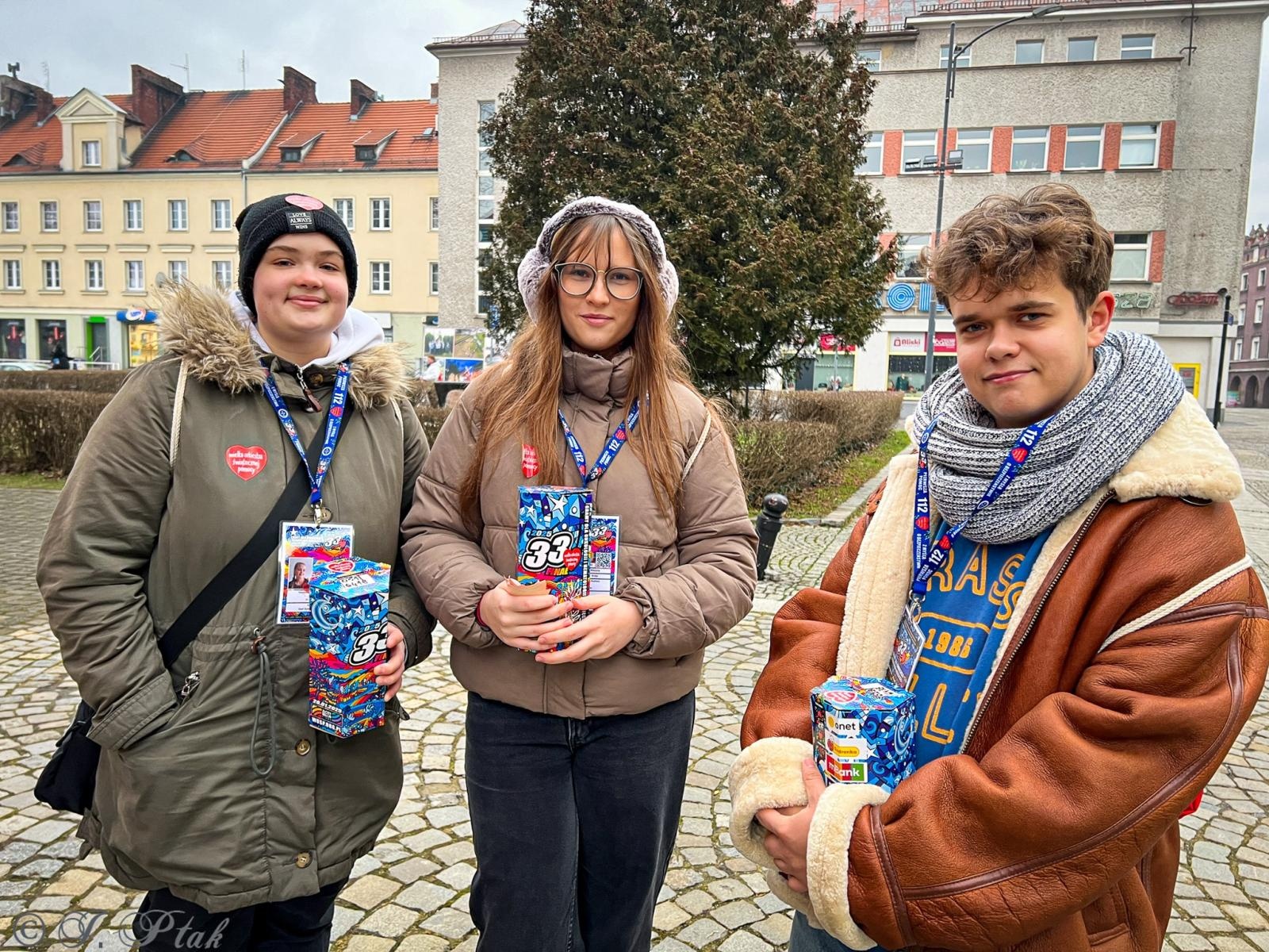 Zdjęcie w galerii na portalu naszraciborz.pl: Ponad stu wolontariuszy kwestuje na ulicach Raciborza wiadomości z regionu