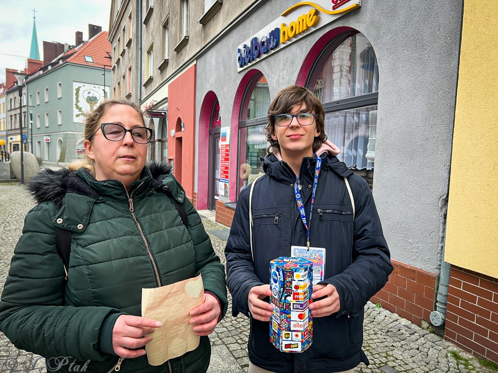 Zdjęcie w galerii na portalu naszraciborz.pl: Ponad stu wolontariuszy kwestuje na ulicach Raciborza wiadomości z regionu