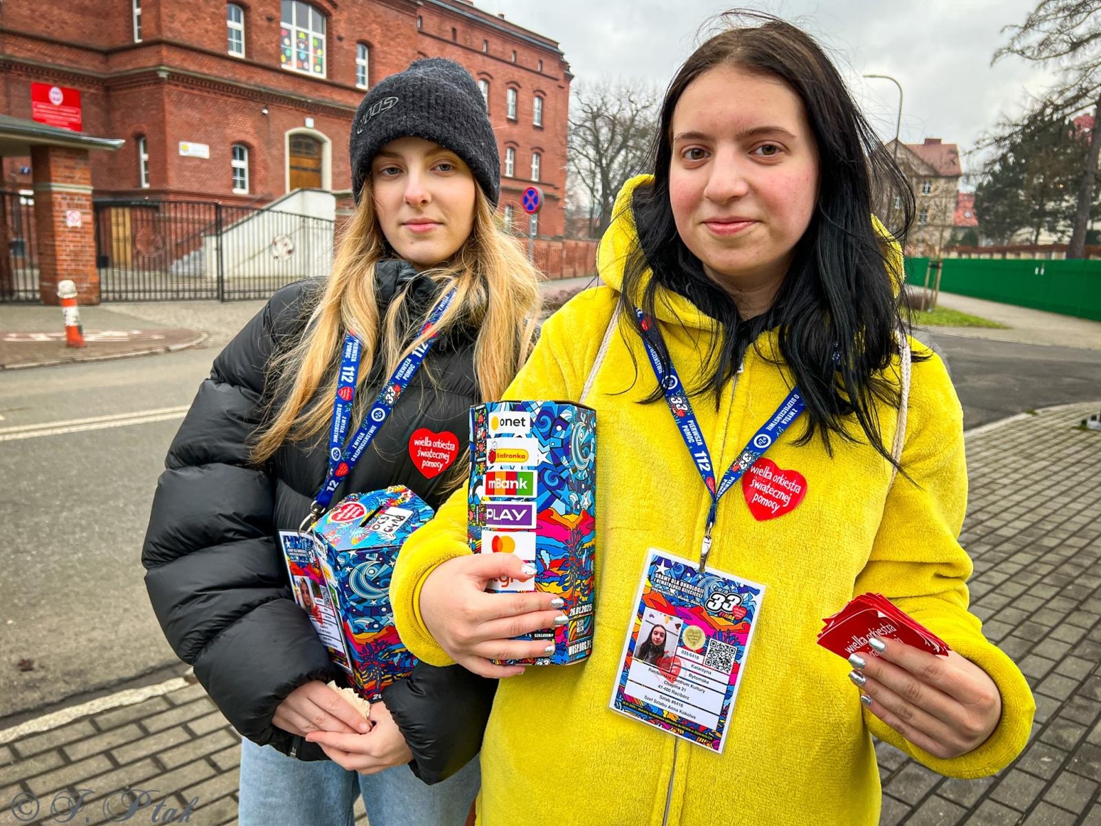 Zdjęcie w galerii na portalu naszraciborz.pl: Ponad stu wolontariuszy kwestuje na ulicach Raciborza wiadomości z regionu