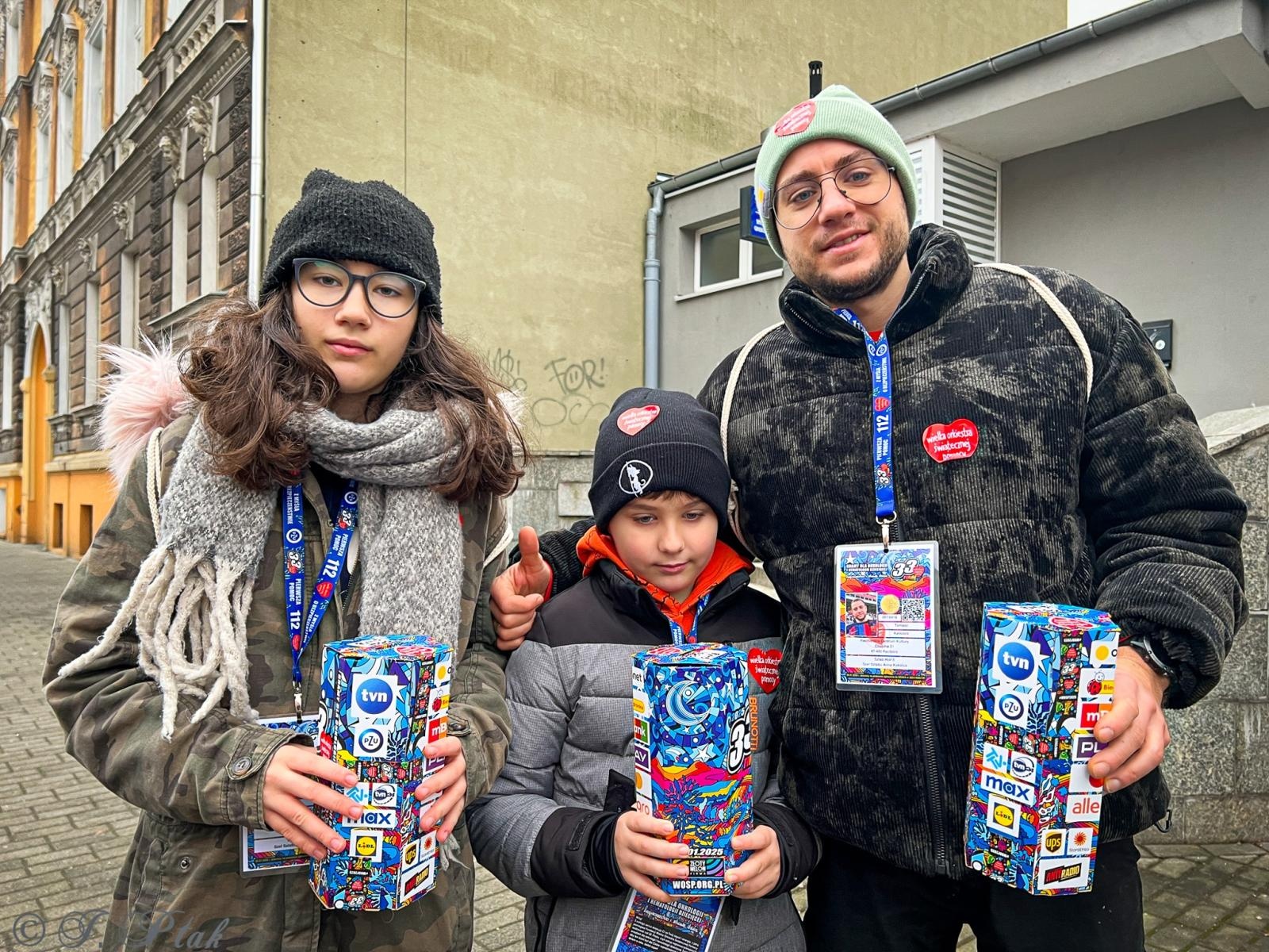 Zdjęcie w galerii na portalu naszraciborz.pl: Ponad stu wolontariuszy kwestuje na ulicach Raciborza wiadomości z regionu